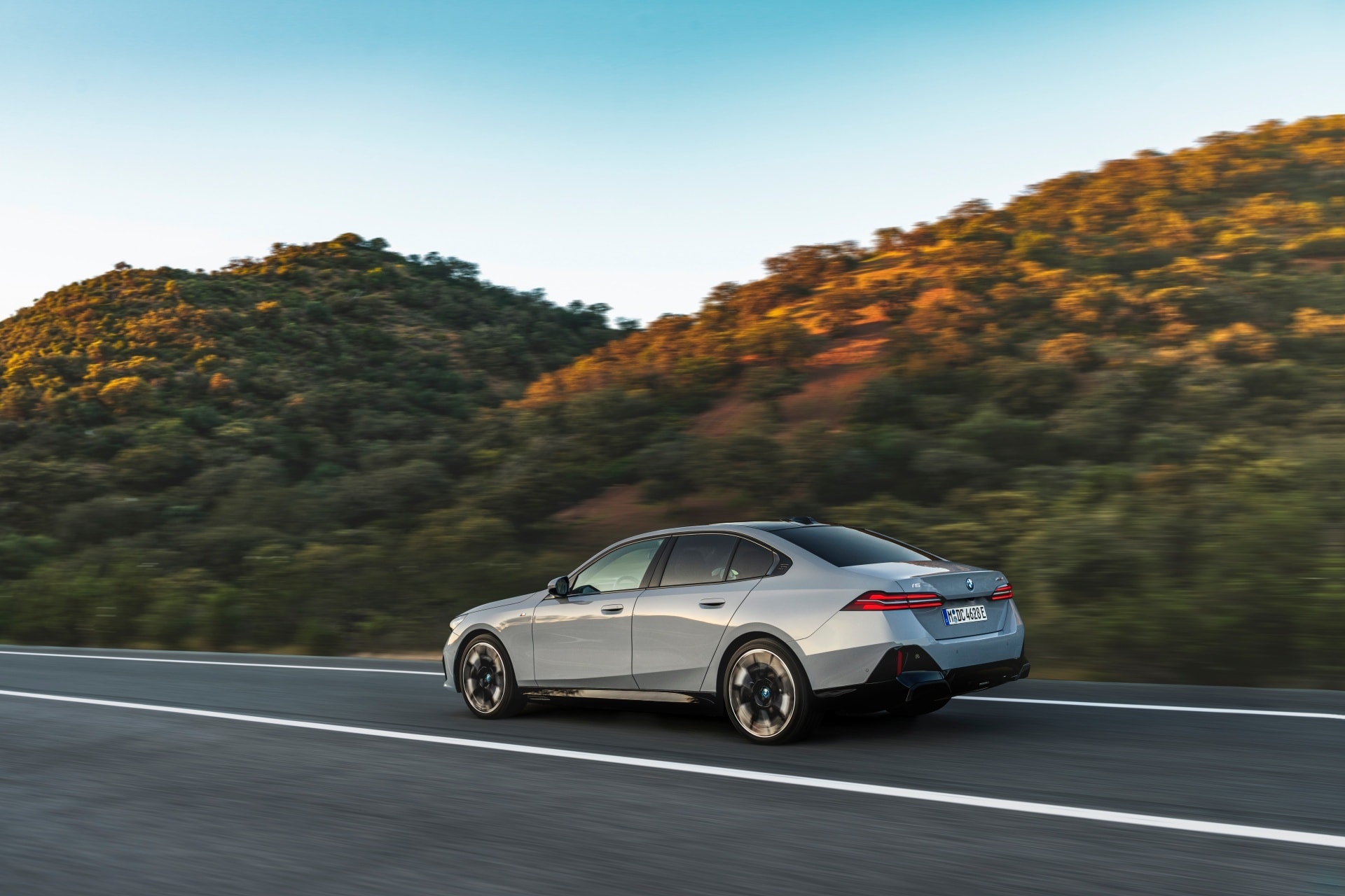 BMW Serie 5 proyectando su presencia trasera y lateral en ruta.