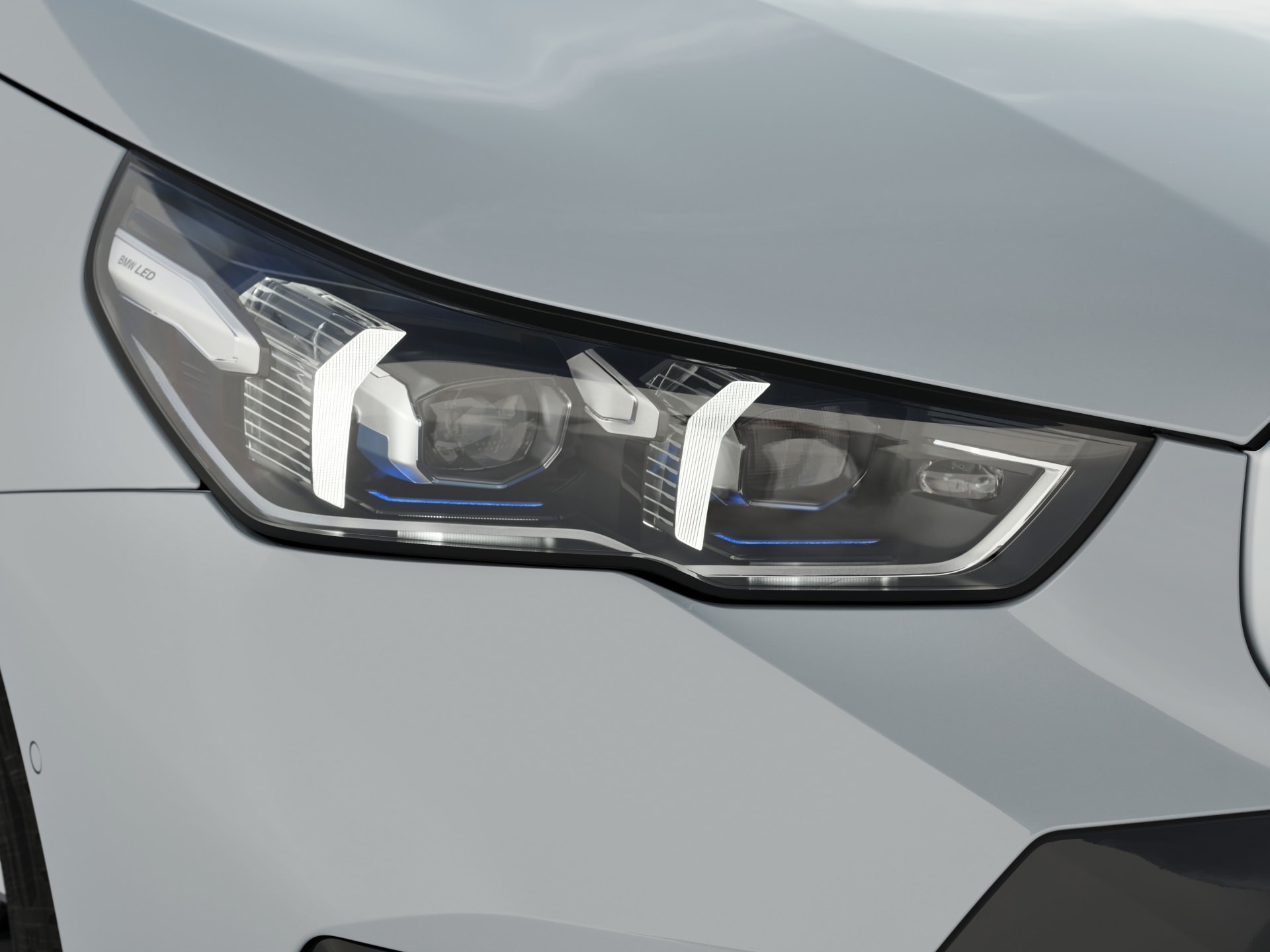 Primer plano de los faros LED con diseño característico.