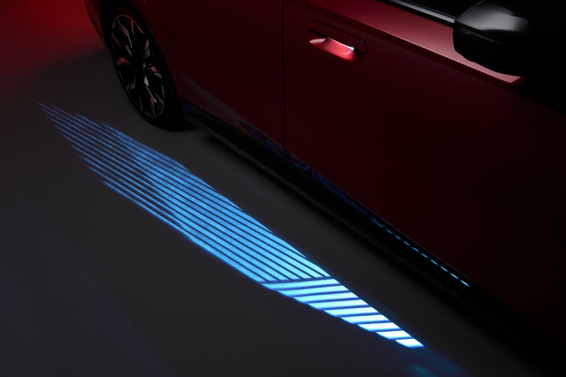 Detalle de iluminación en suelo del BMW Serie 5 al abrir puerta.