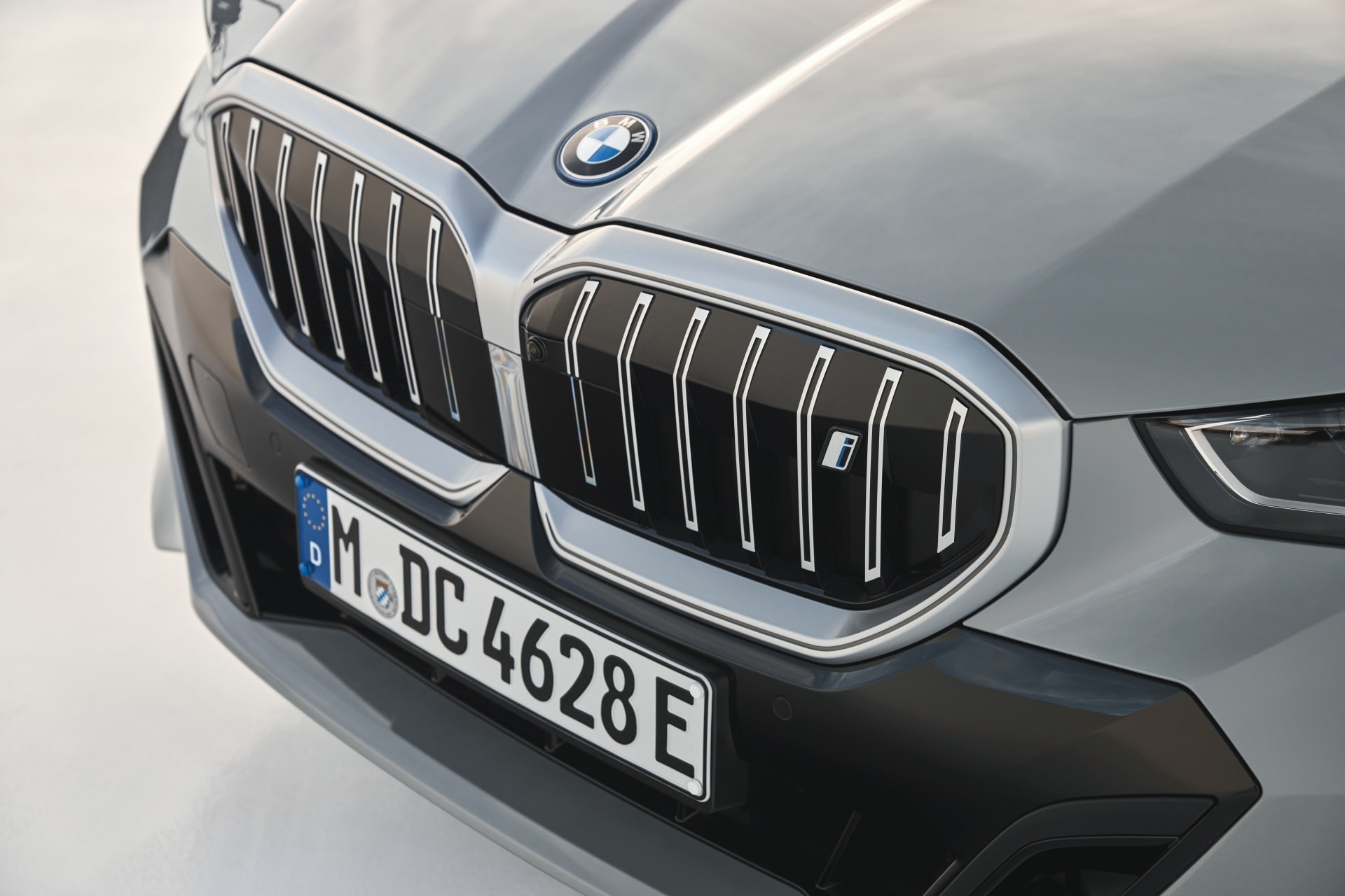 Imagen detallada de la parrilla frontal y el emblema de BMW.