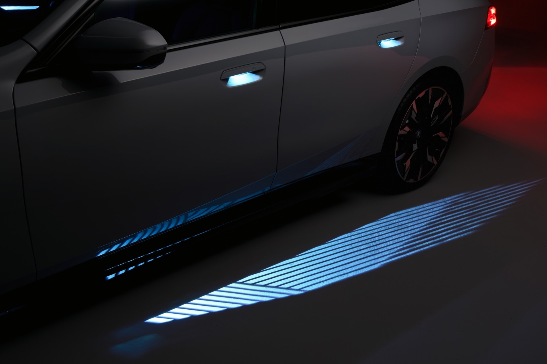 Proyección luminosa LED con logo BMW al abrir puertas.