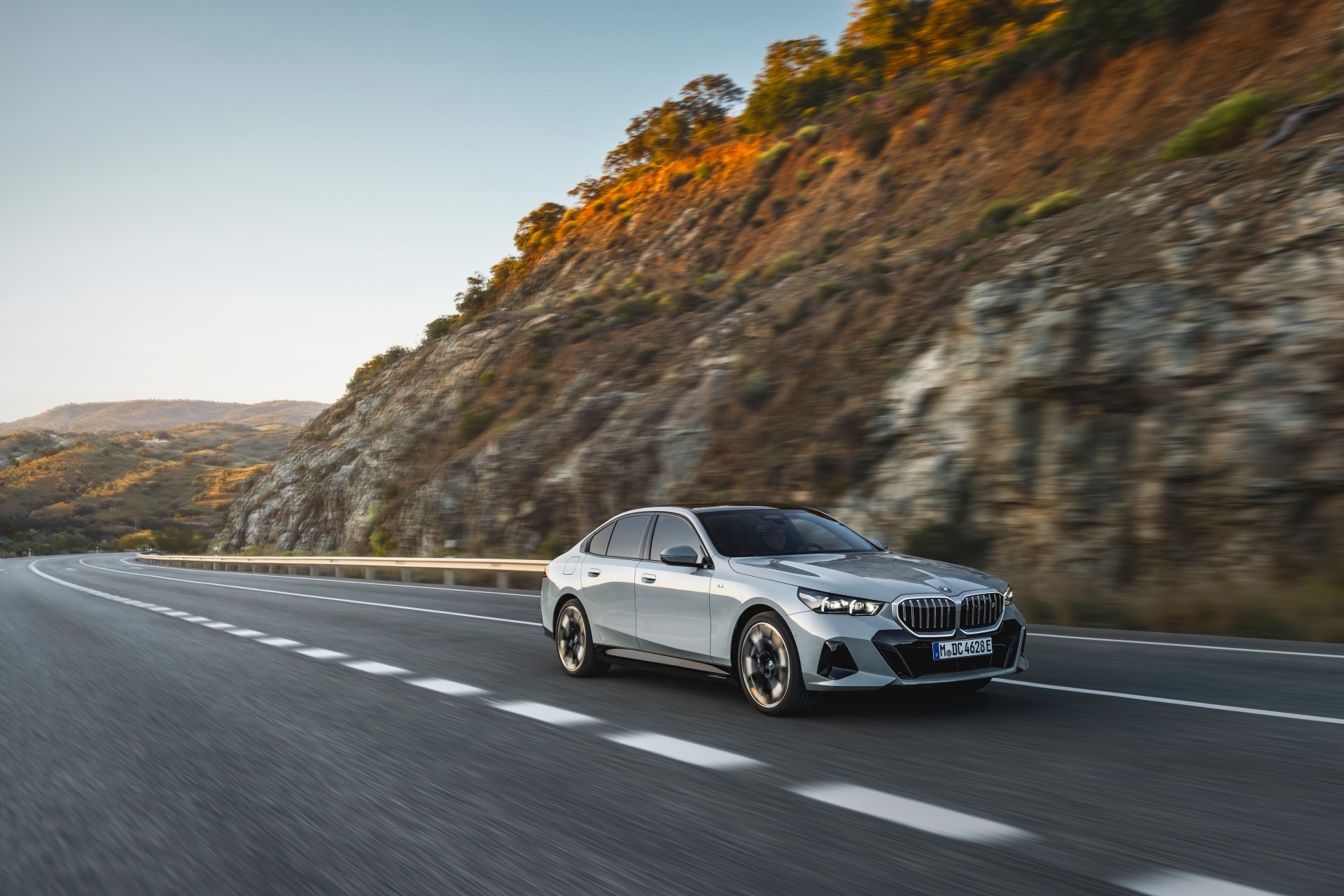 Vista del BMW Serie 5 en trazado curvo con enfoque en el frontal.