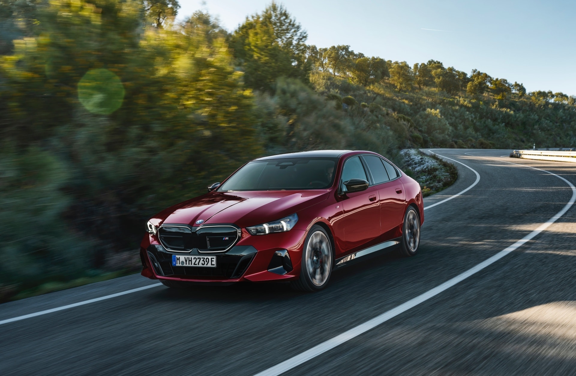 Perfil del BMW Serie 5 mostrando líneas elegantes en movimiento.