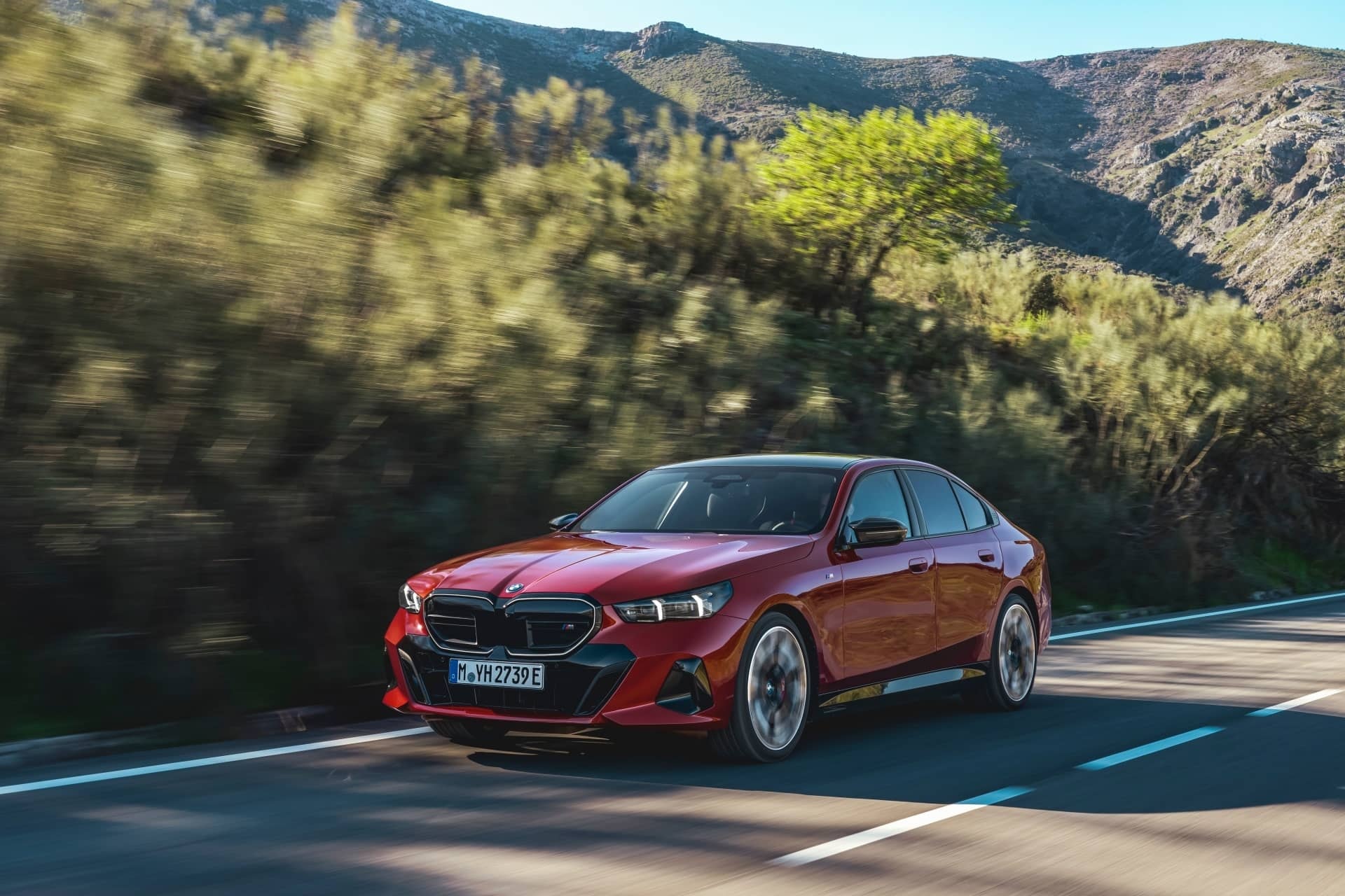 Vista lateral del Serie 5 en acción, subrayando su silueta y rendimiento.