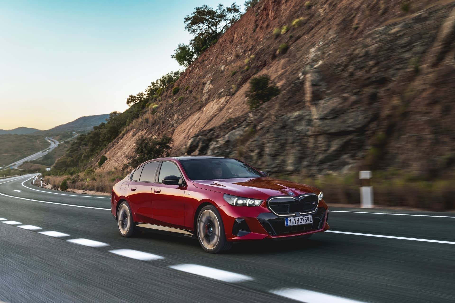 Toma trasera y lateral del BMW Serie 5, ilustrando sus líneas modernas y luces LED.