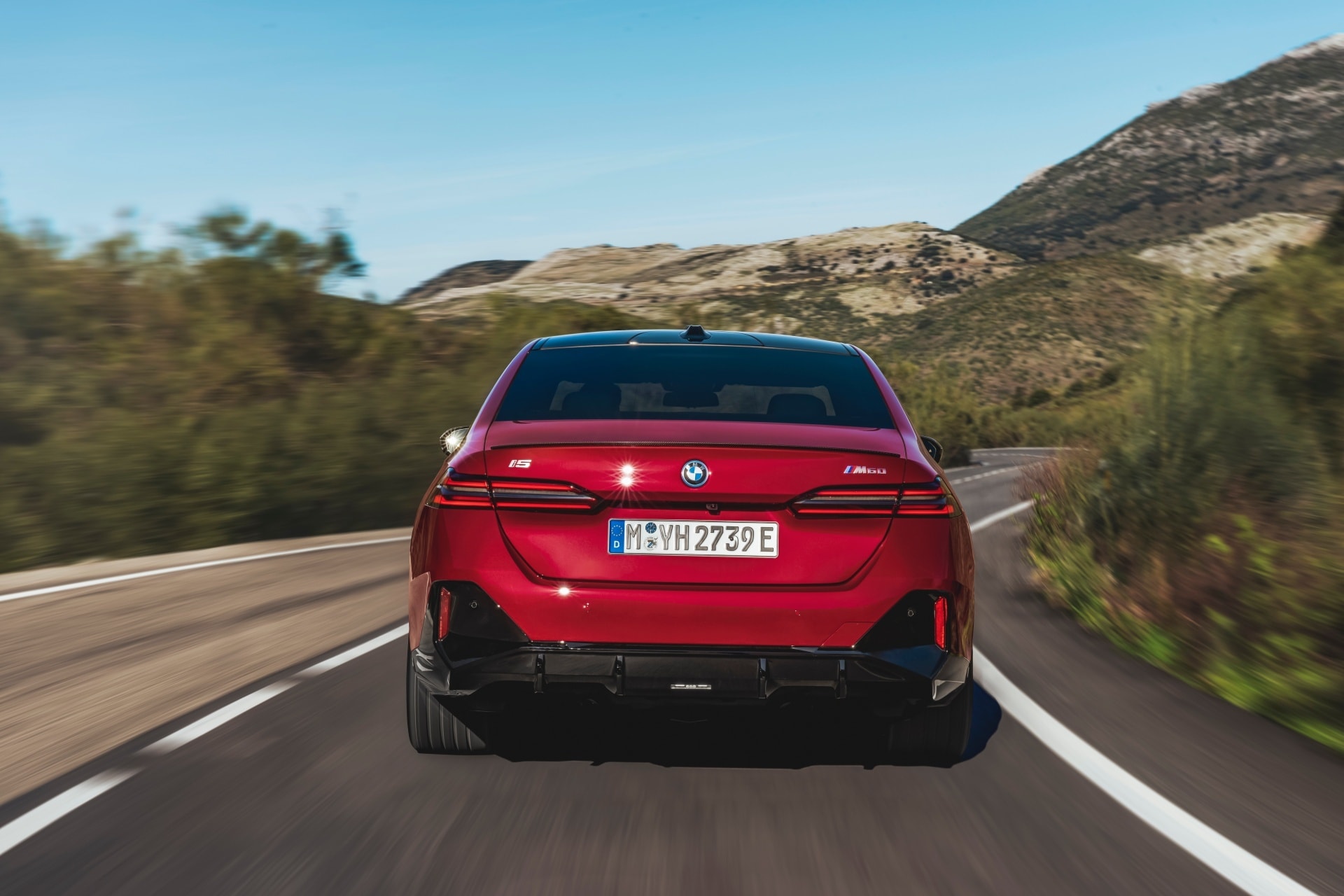 Vista trasera del BMW Serie 5 en carretera.
