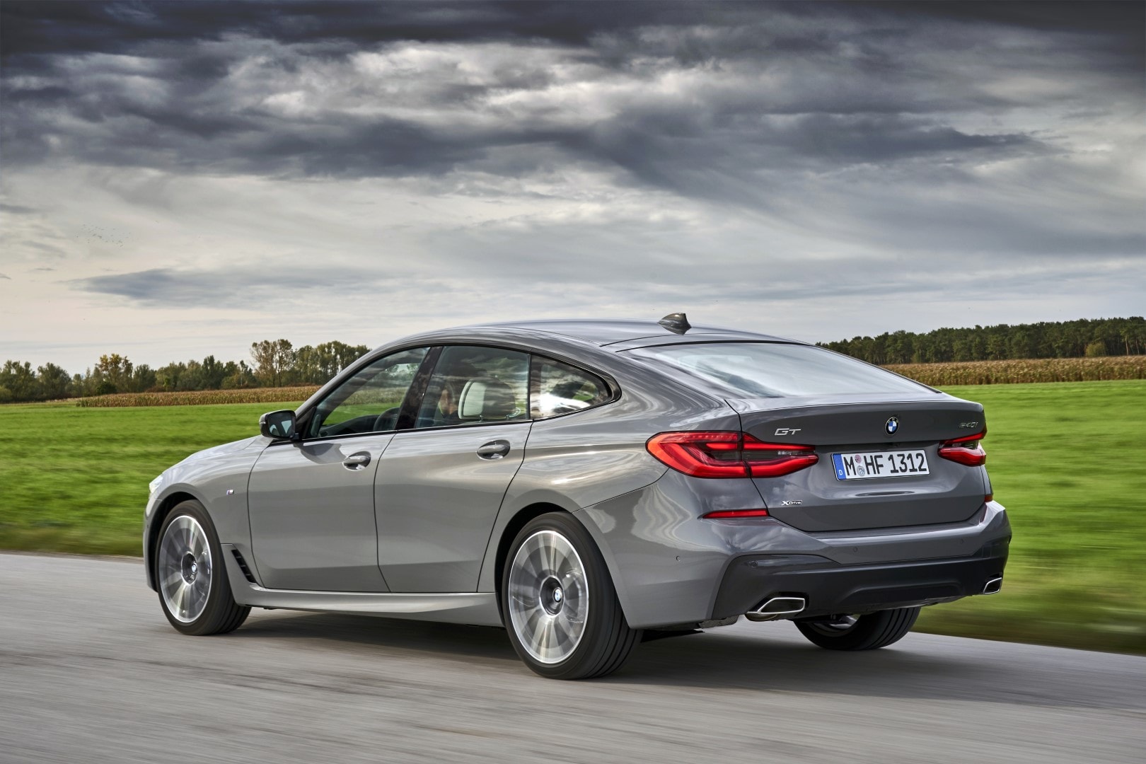 Diseño lateral y trasero del BMW Serie 6 GT en movimiento.