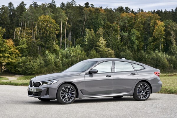 Vista lateral del BMW Serie 6 GT, destacando su diseño aerodinámico. Vista lateral del BMW Serie 6 GT, destacando su diseño aerodinámico.