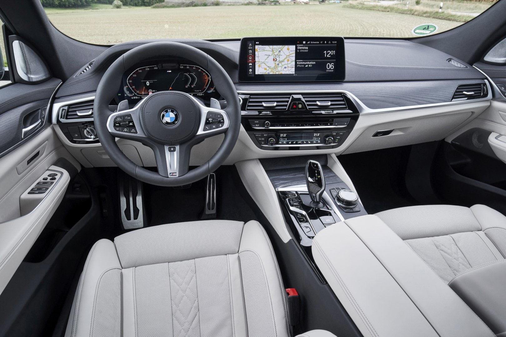 Vista de la cabina del BMW Serie 6 GT, resaltando el volante y el sistema de infotainment
