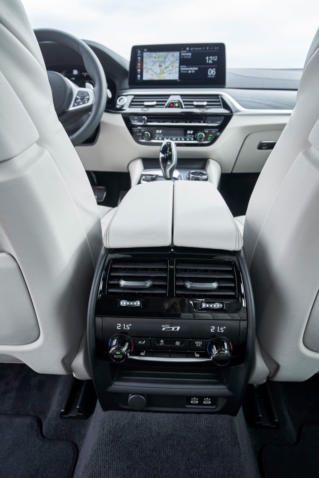 Consola central trasera con controles de climatización y más.