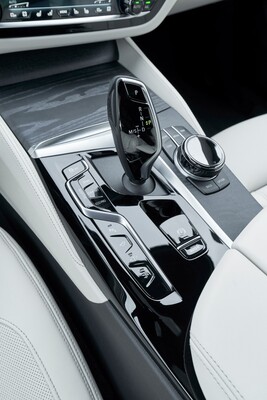 Consola central del BMW Serie 6 GT con acabados de alta calidad y control de cambios. Consola central del BMW Serie 6 GT con acabados de alta calidad y control de cambios.