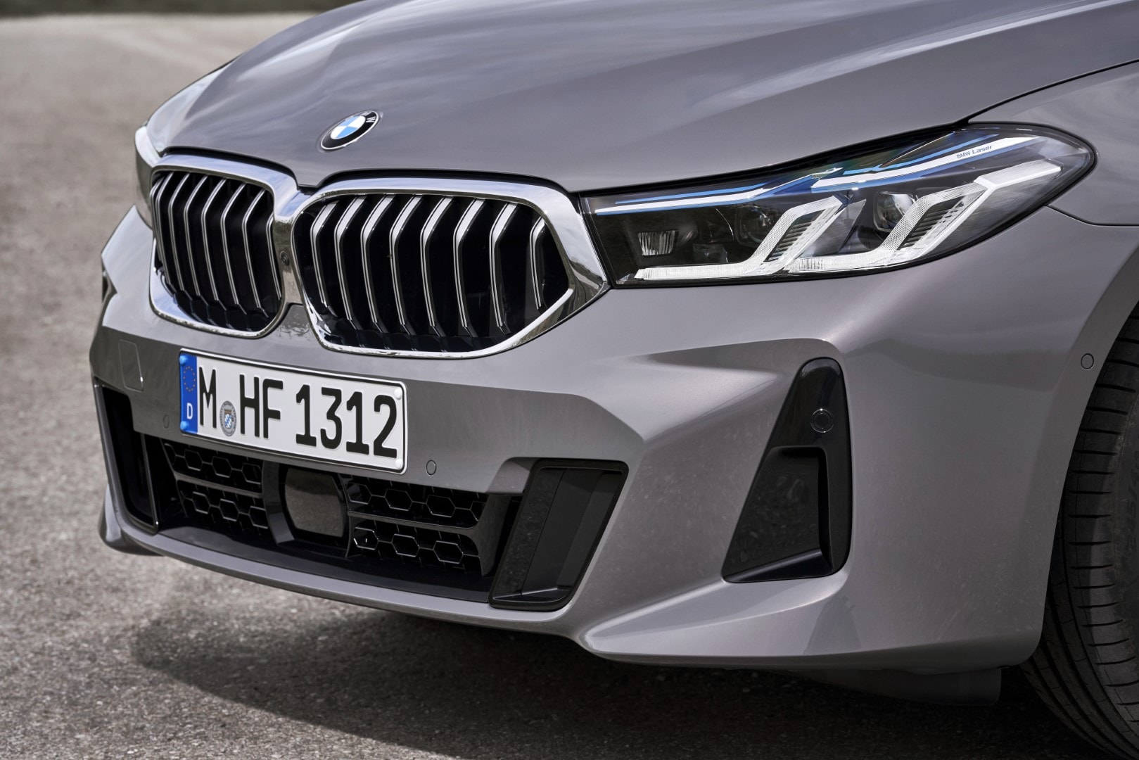 Imagen cercana de la parrilla y el diseño frontal del BMW Serie 6 GT.