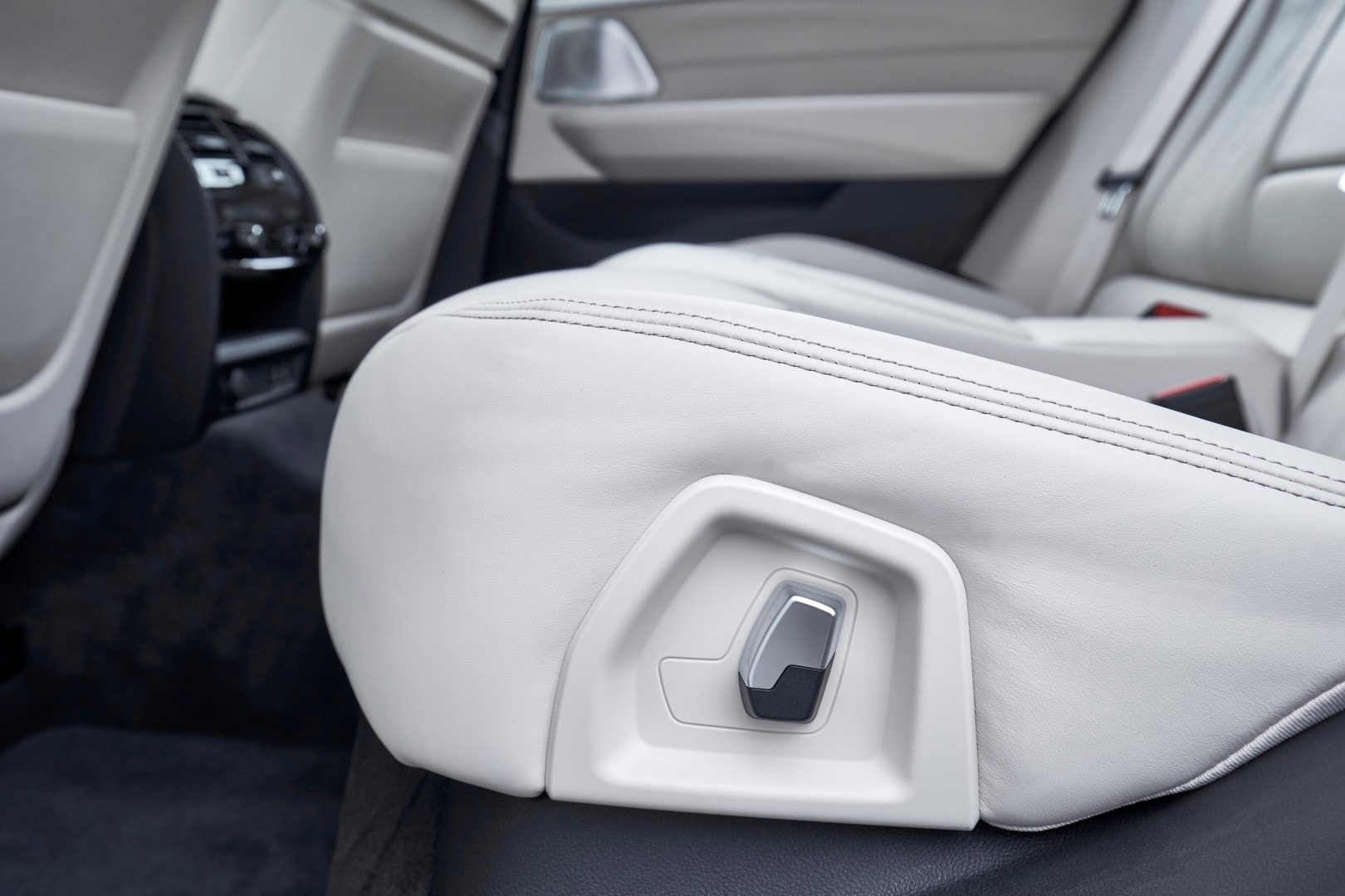 Detalle de los ajustes de los asientos traseros del BMW Serie 6 GT.