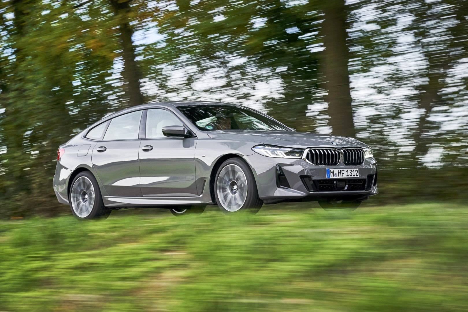 Movimiento del BMW Serie 6 GT capturado en un entorno natural, reflejando deportividad