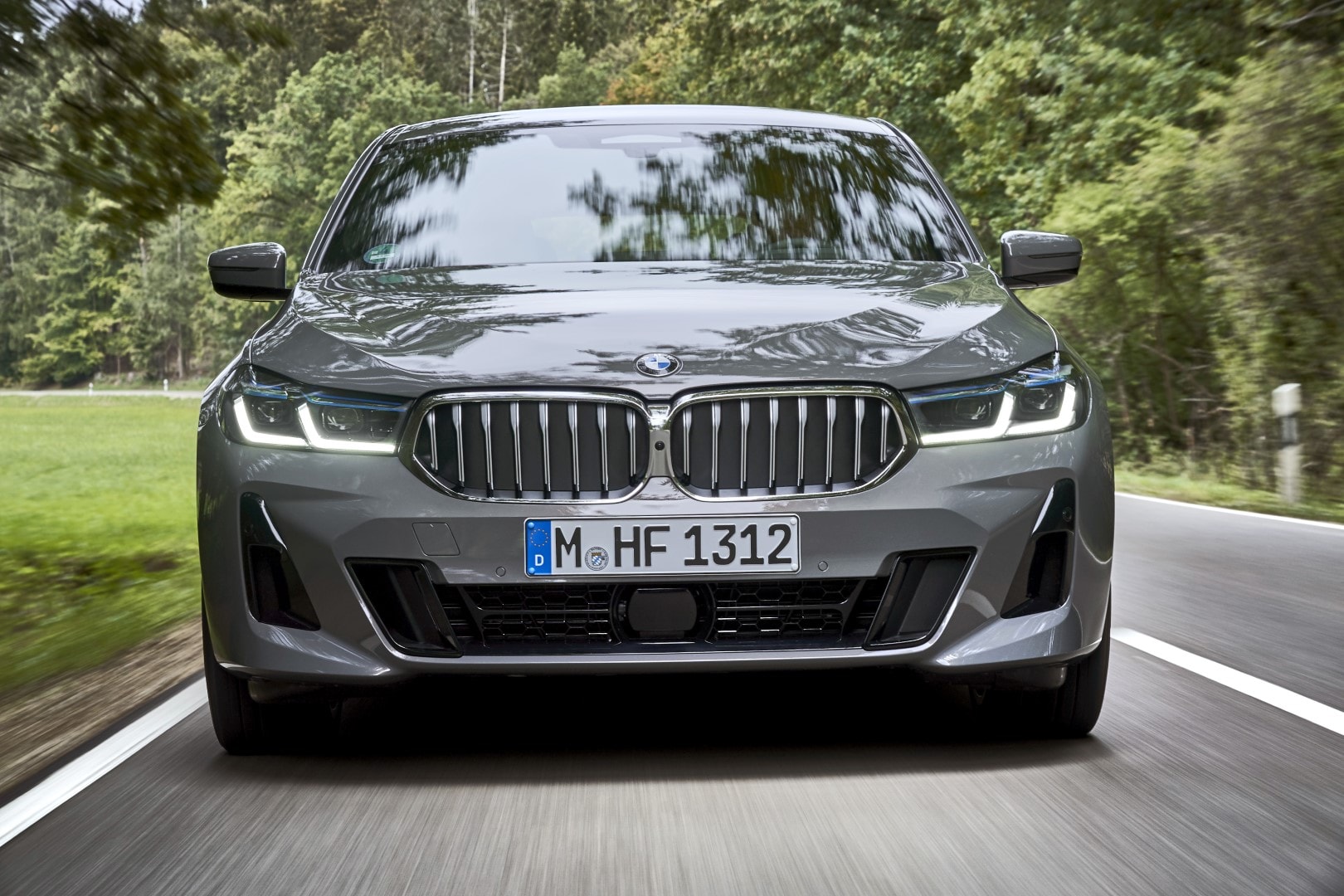 Frontal del BMW Serie 6 GT en movimiento, destaca la parrilla icónica BMW y faros LED
