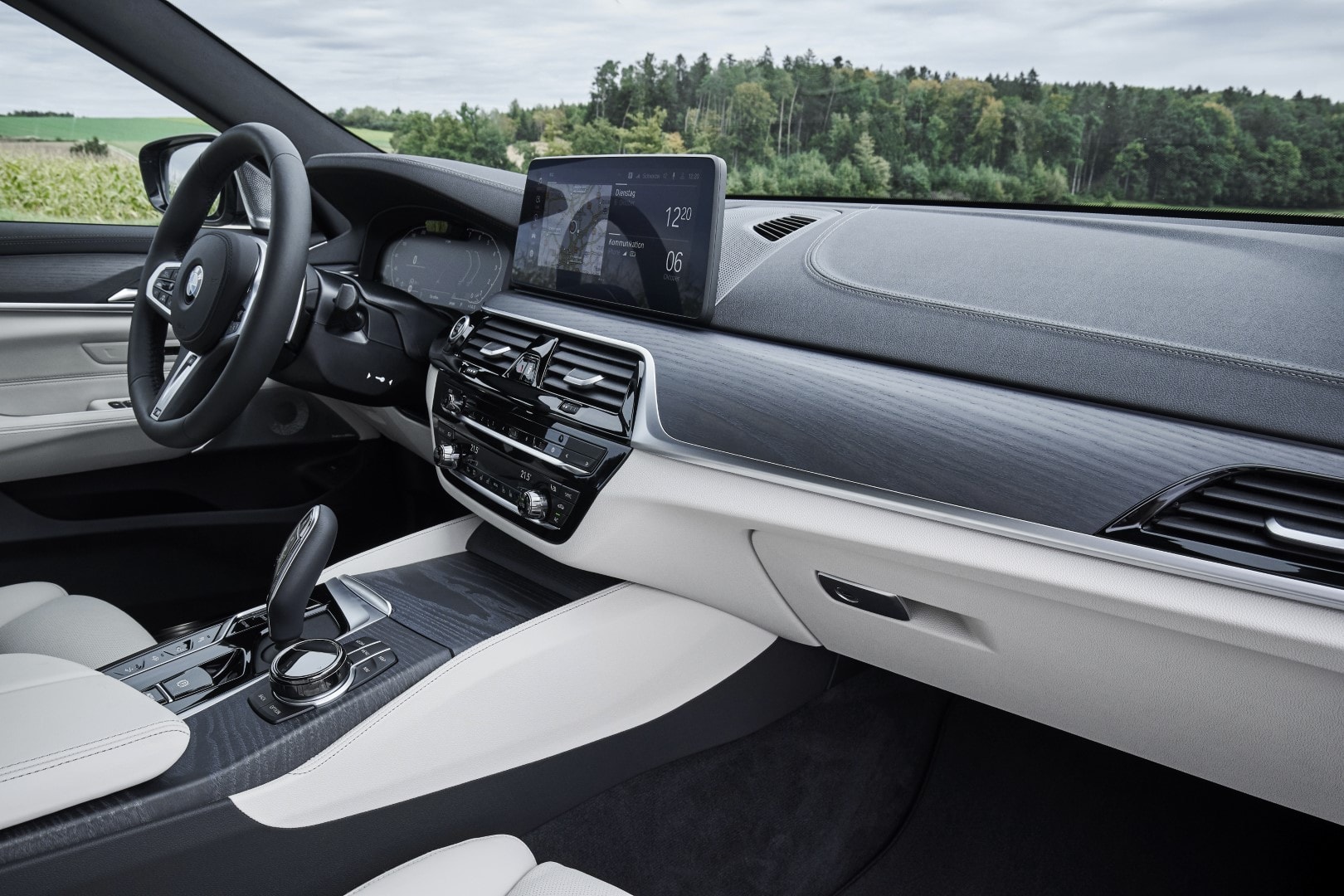 Interior del BMW Serie 6 GT, destacando la fusión de tecnología y materiales premium