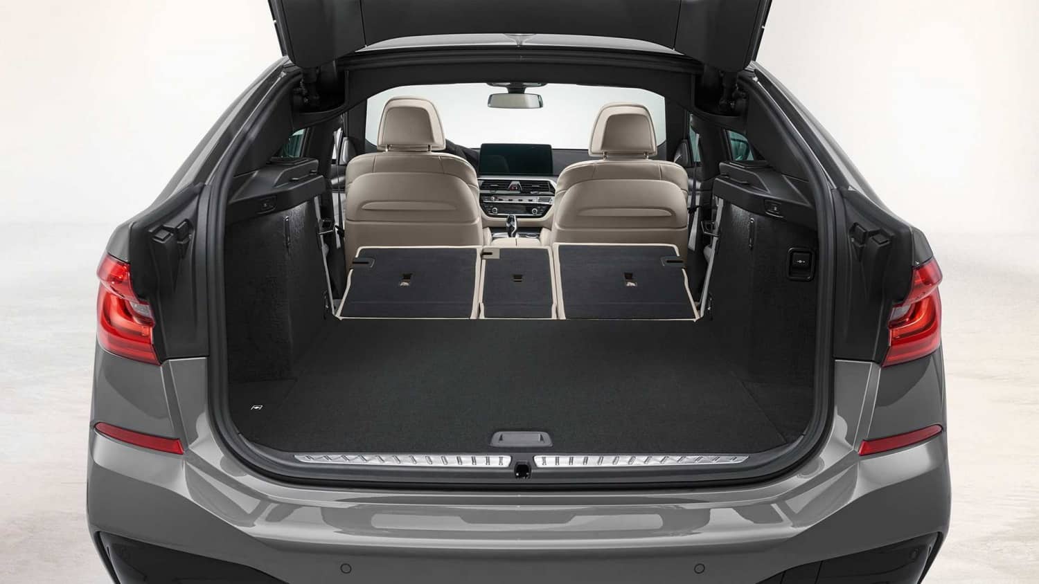 Vista trasera del maletero del BMW Serie 6 GT, con asientos abatidos para mayor espacio.