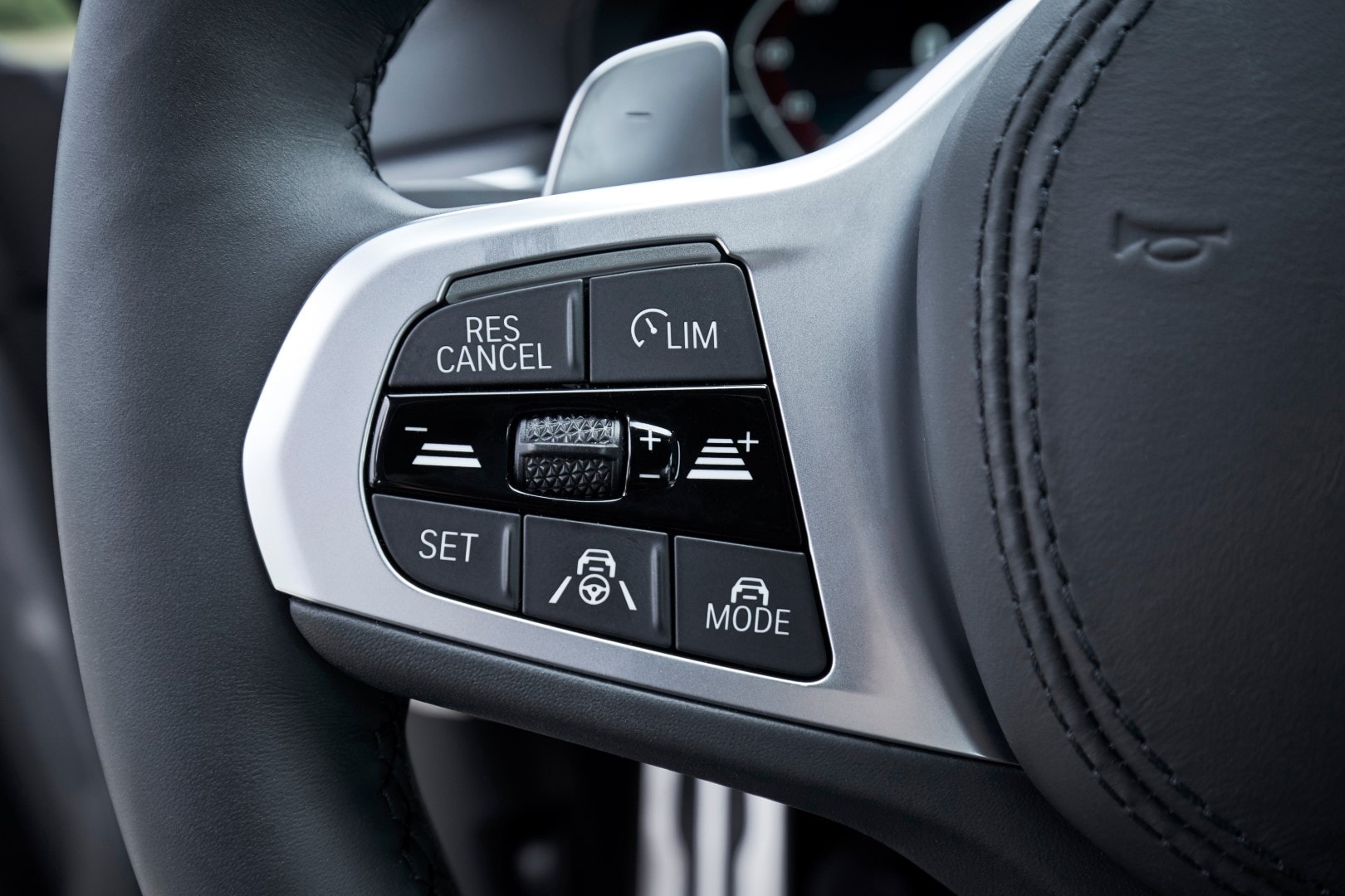 Detalle de los mandos en el volante para el control del vehículo.