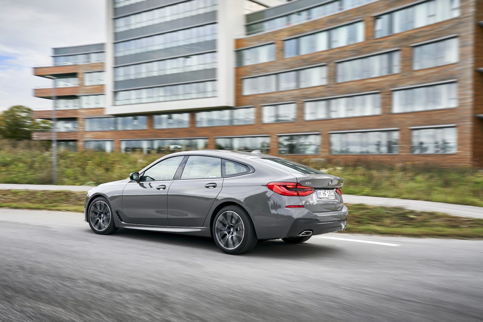 Perfil lateral capturando la esencia deportiva del BMW Serie 6 GT.