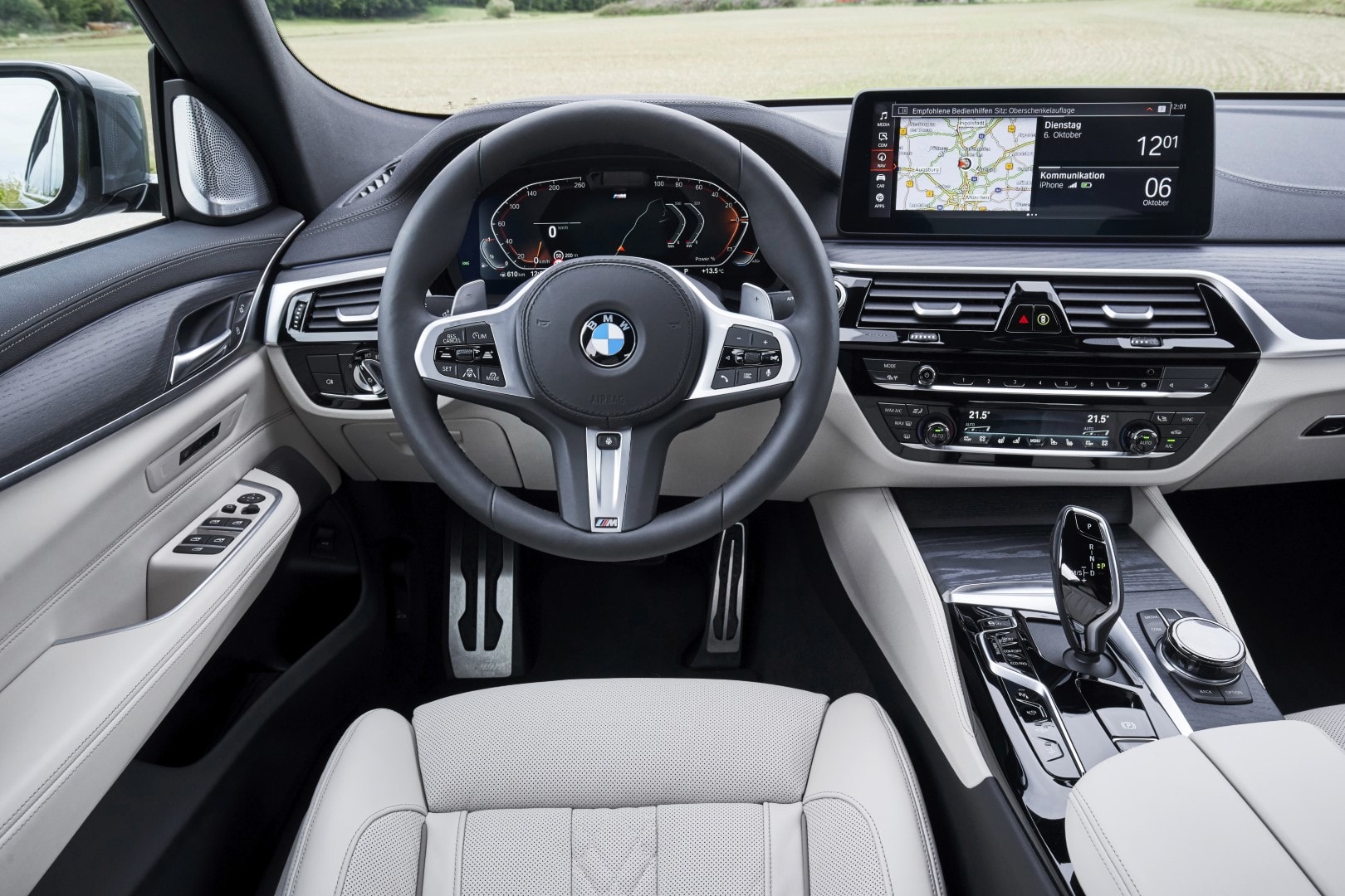 Vista del habitáculo enfocado en volante y consola central.