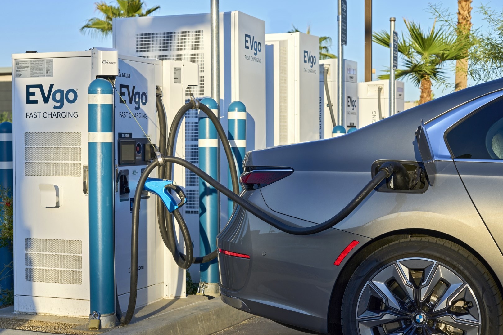 BMW Serie 7 híbrido cargando en una estación de carga rápida.