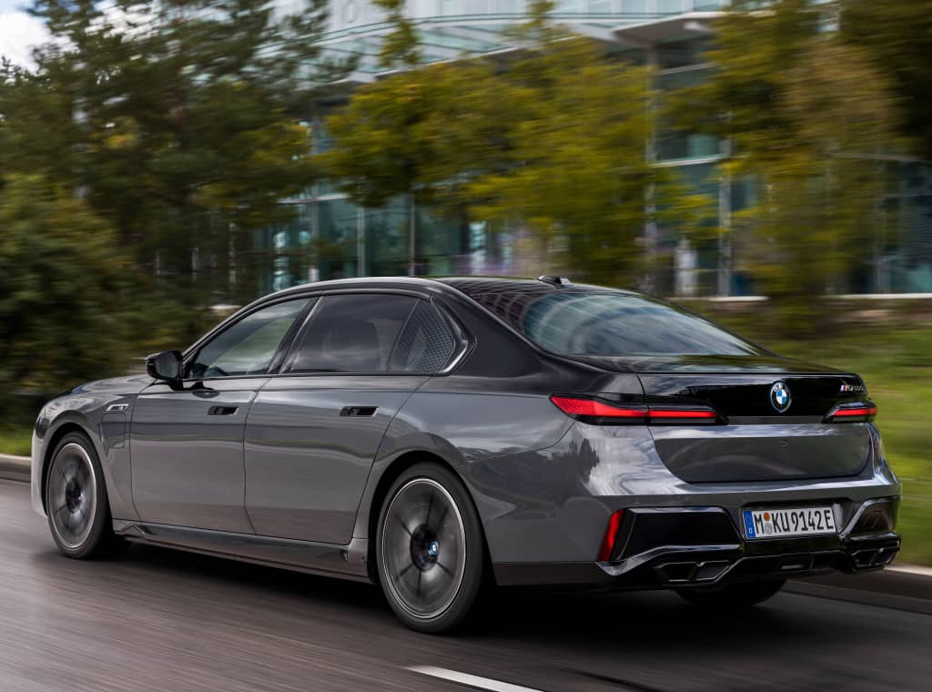 Imagen lateral trasera del BMW Serie 7 híbrido en carretera, reflejando su elegancia.