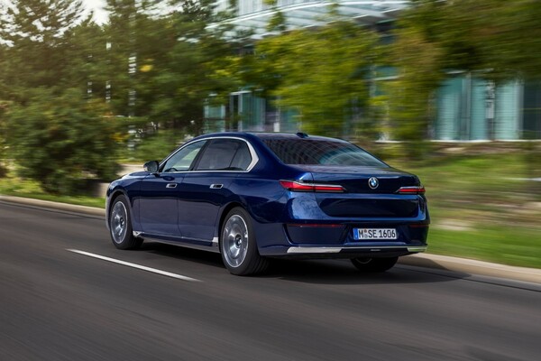 BMW Serie 7 híbrido capturado en movimiento, enfoque en la línea trasera. BMW Serie 7 híbrido capturado en movimiento, enfoque en la línea trasera.