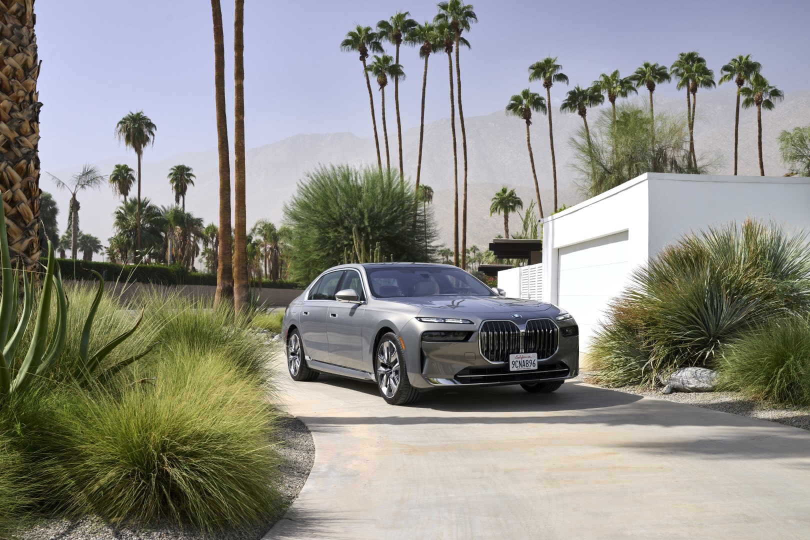 Vista frontal y lateral del BMW Serie 7 Híbrido en un entorno urbano.