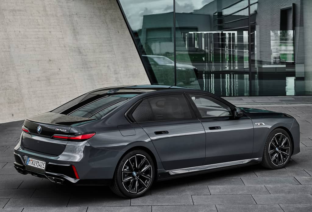 Vista trasera del BMW Serie 7 híbrido, mostrando su diseño moderno y sofisticado.