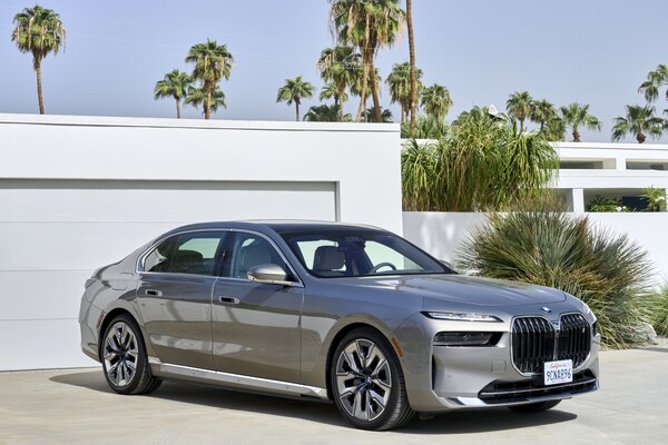 Imagen estática del BMW Serie 7 híbrido mostrando su línea lateral y frontal. Imagen estática del BMW Serie 7 híbrido mostrando su línea lateral y frontal.