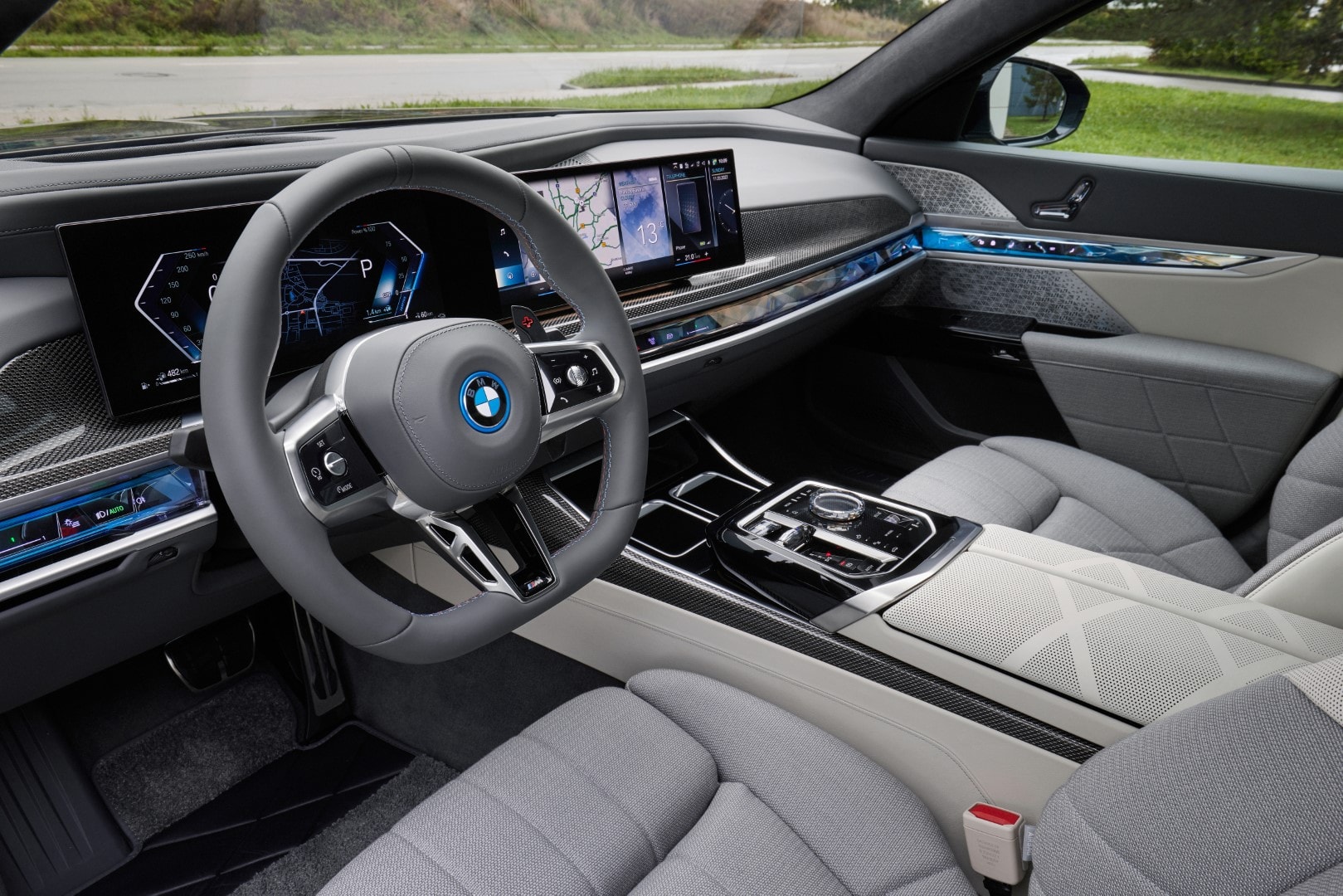 Cockpit del BMW Serie 7, énfasis en volante y paneles tecnológicos.