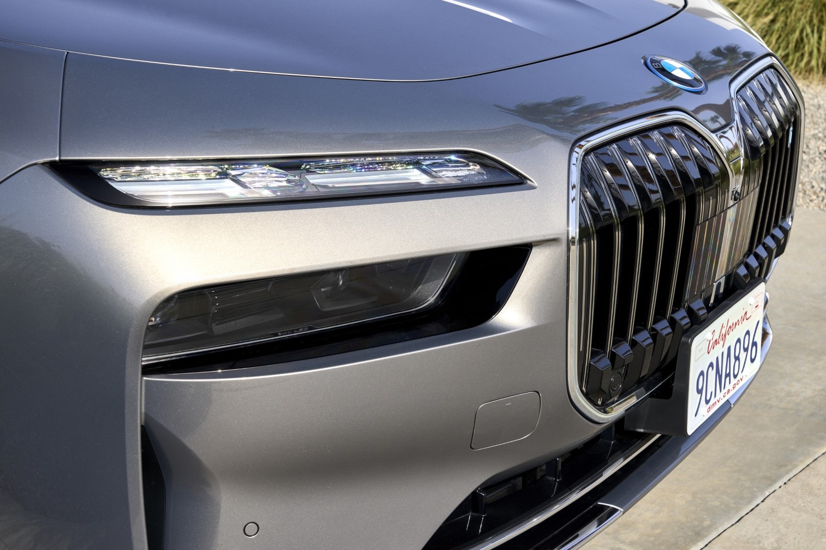 Vista detallada de los faros LED del BMW Serie 7 hibrido.