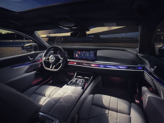 Cabin interior del BMW Serie 7 híbrido, enfatizando su lujo y confort. Cabin interior del BMW Serie 7 híbrido, enfatizando su lujo y confort.