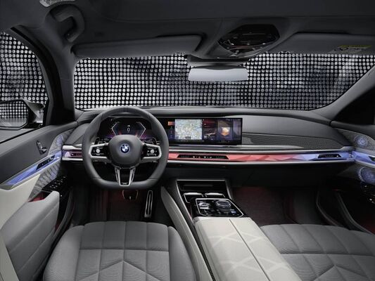Puesto del conductor del BMW Serie 7 híbrido, resaltando su tecnología de vanguardia. Puesto del conductor del BMW Serie 7 híbrido, resaltando su tecnología de vanguardia.