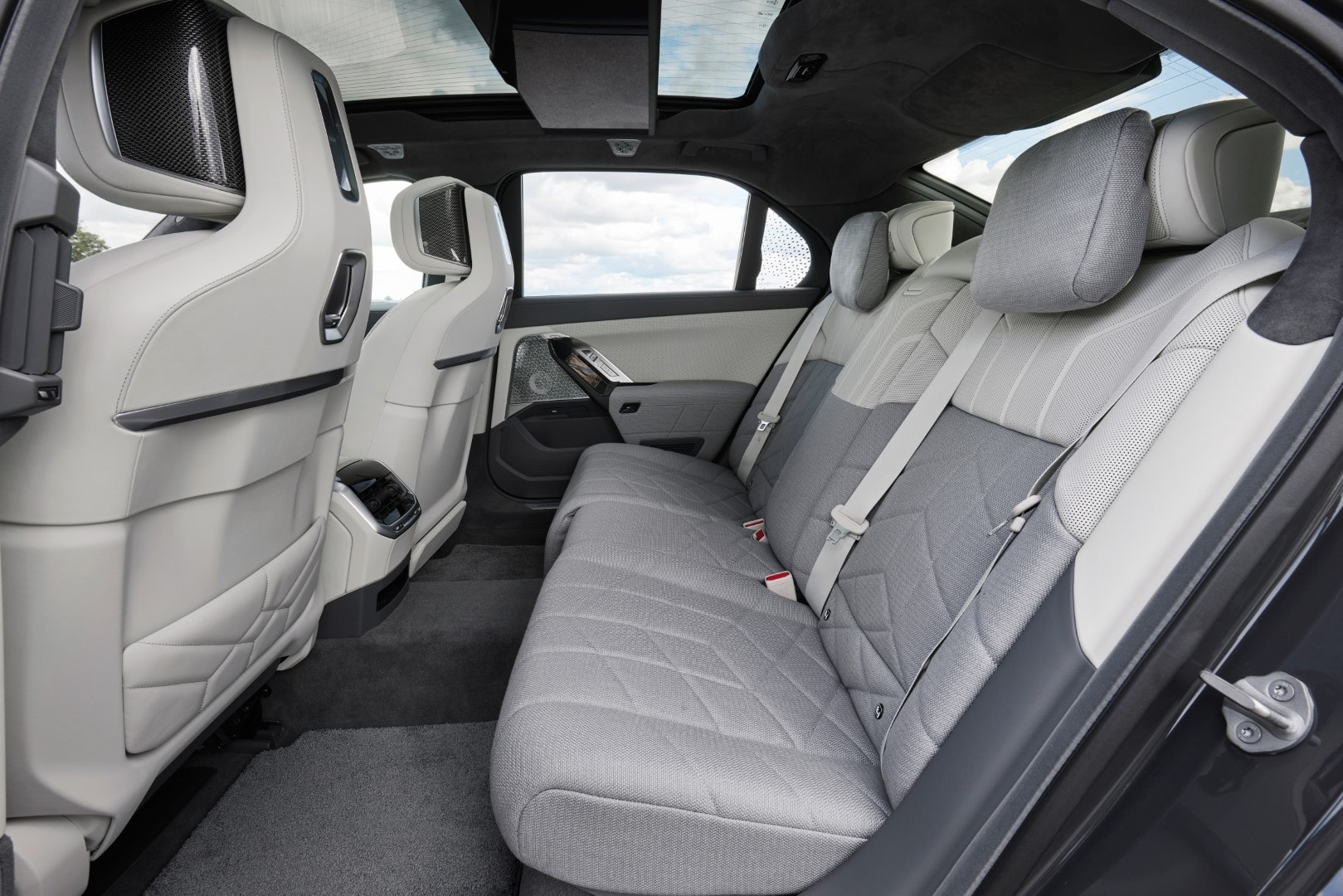 Confort trasero en el BMW Serie 7 híbrido, destacan asientos y diseño.