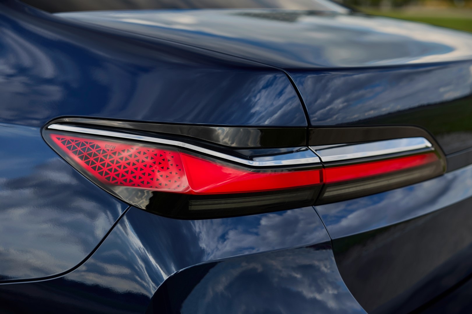 Detalle de las modernas luces traseras del BMW Serie 7 Híbrido.
