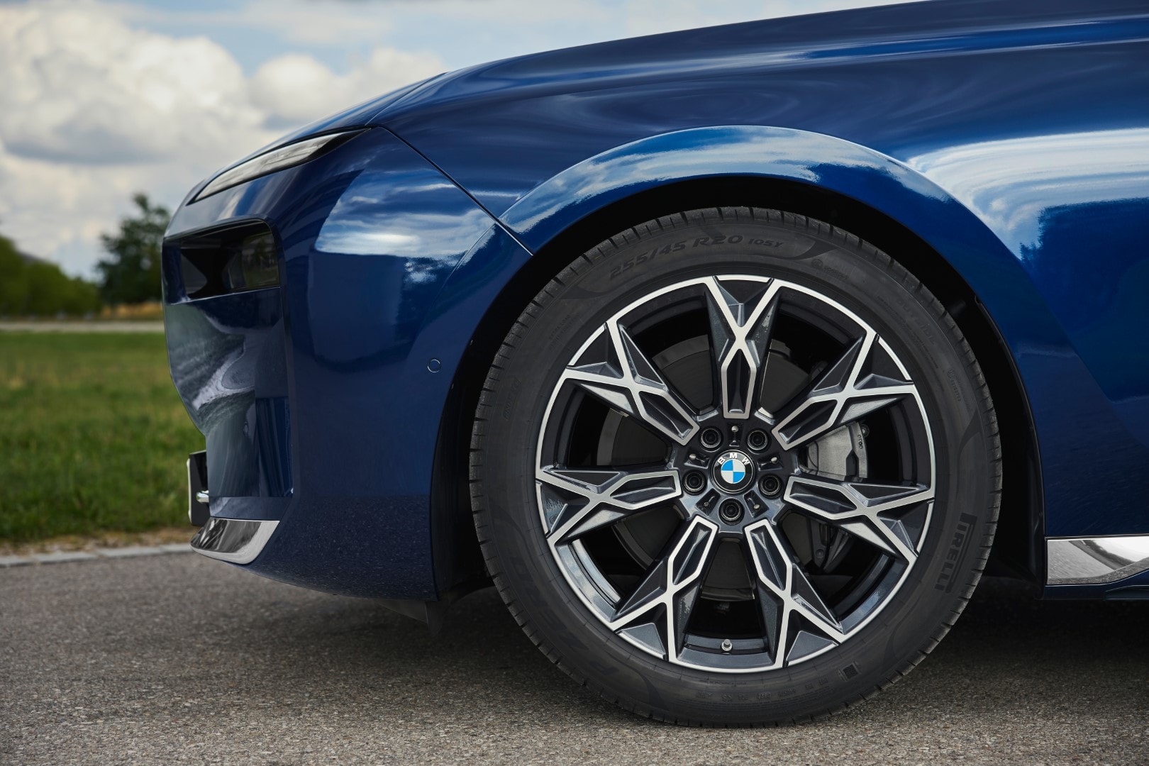 LLantas deportivas de BMW Serie 7 resaltan el performance y estilo del vehículo.