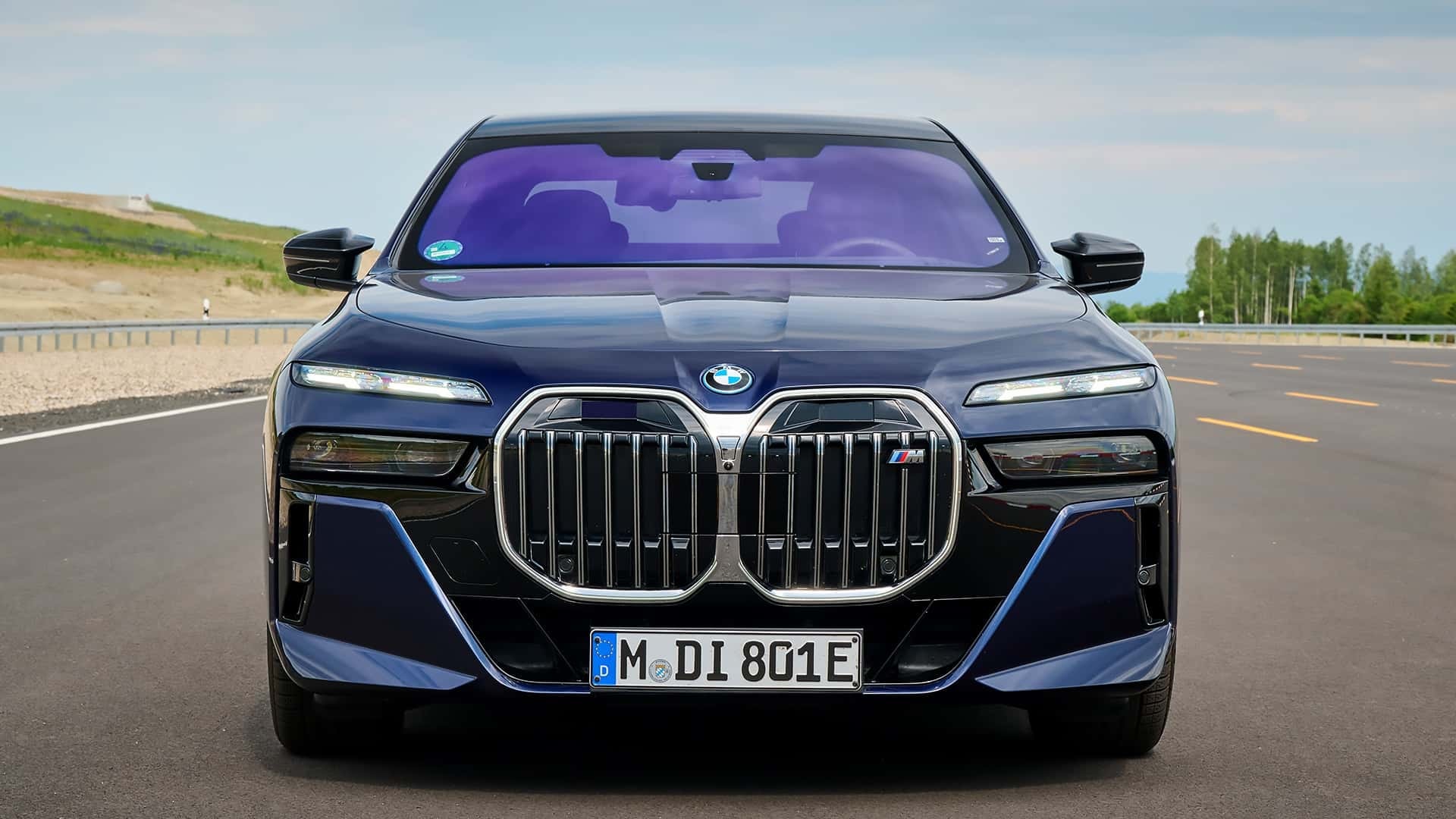 BMW Serie 7 muestra su audaz parrilla e impresionantes faros LED.