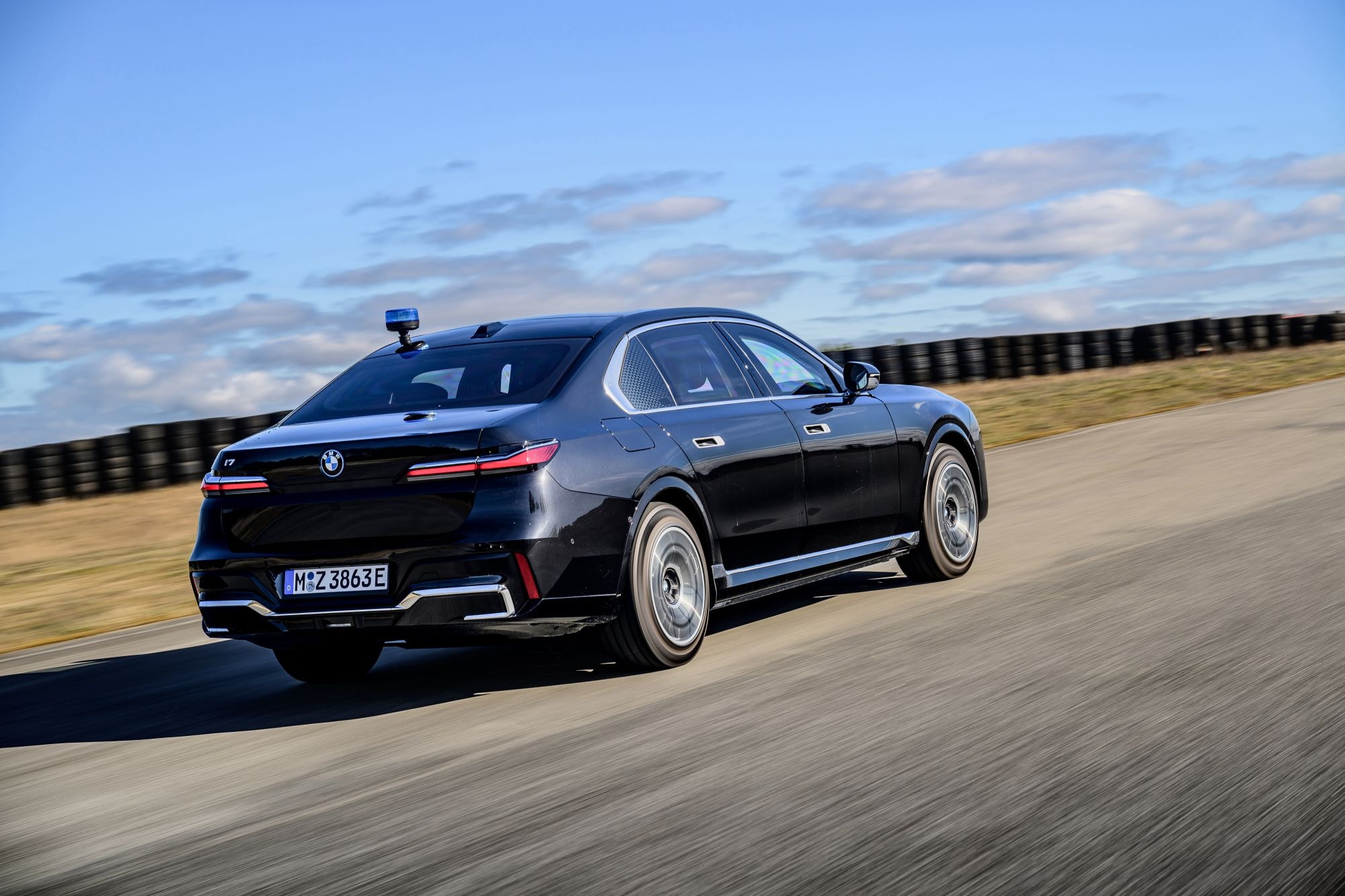 Vista lateral en movimiento, destacando su aerodinámica y presencia.