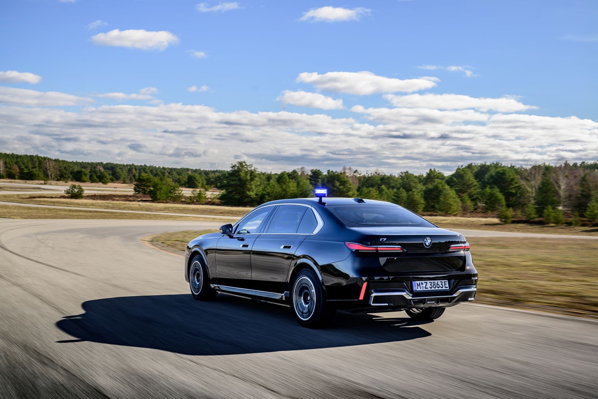 Vista trasera del BMW Serie 7, mostrando su diseño moderno y sofisticado.