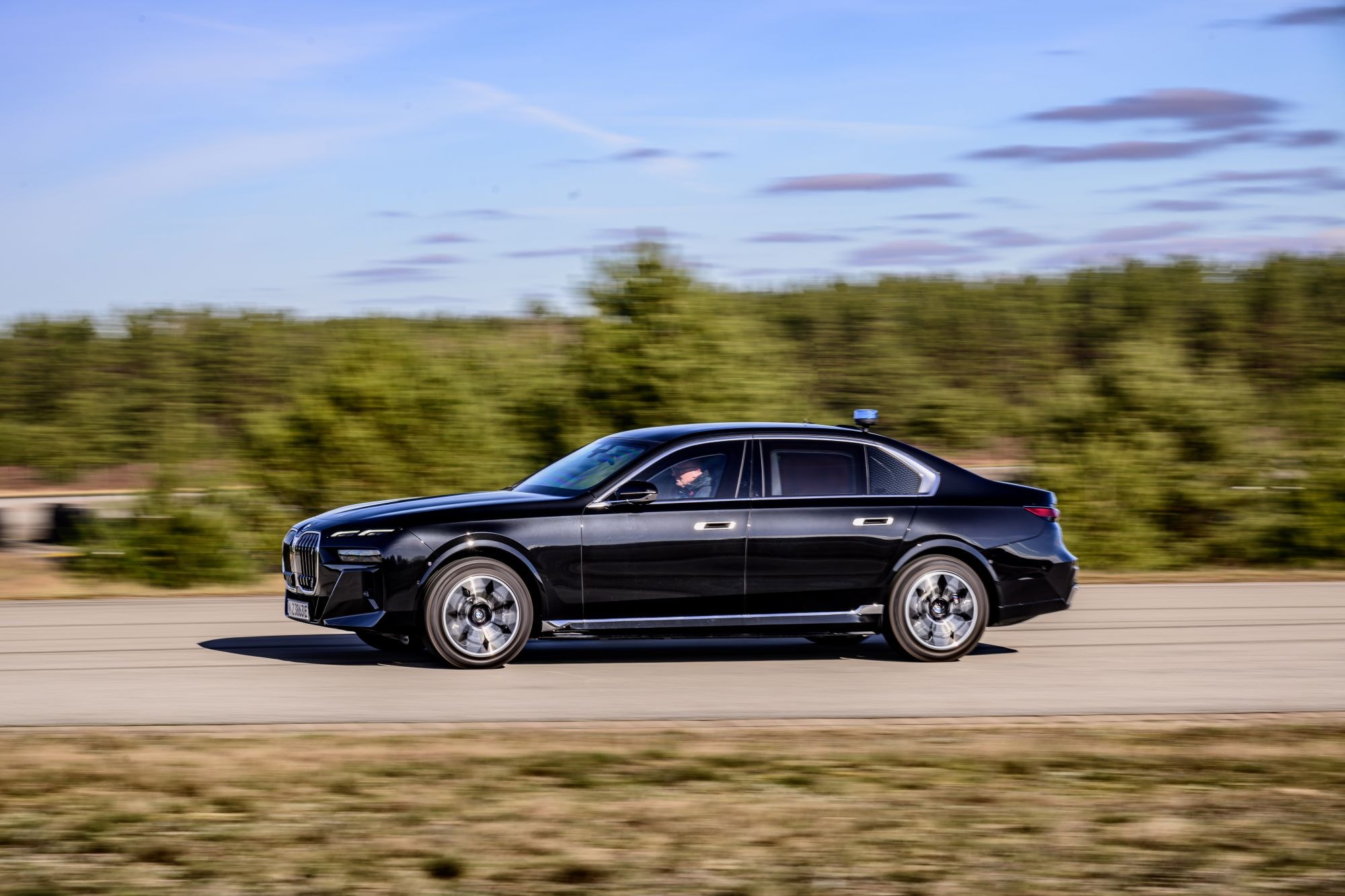 Pantalla central que muestra el sistema de navegación y funciones del auto.