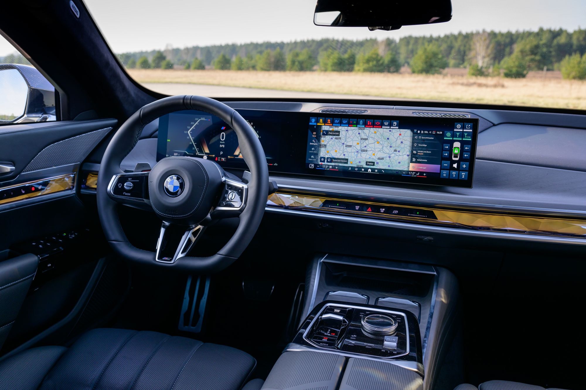 El salpicadero ofrece un diseño moderno y funcional, ideal para el conductor.