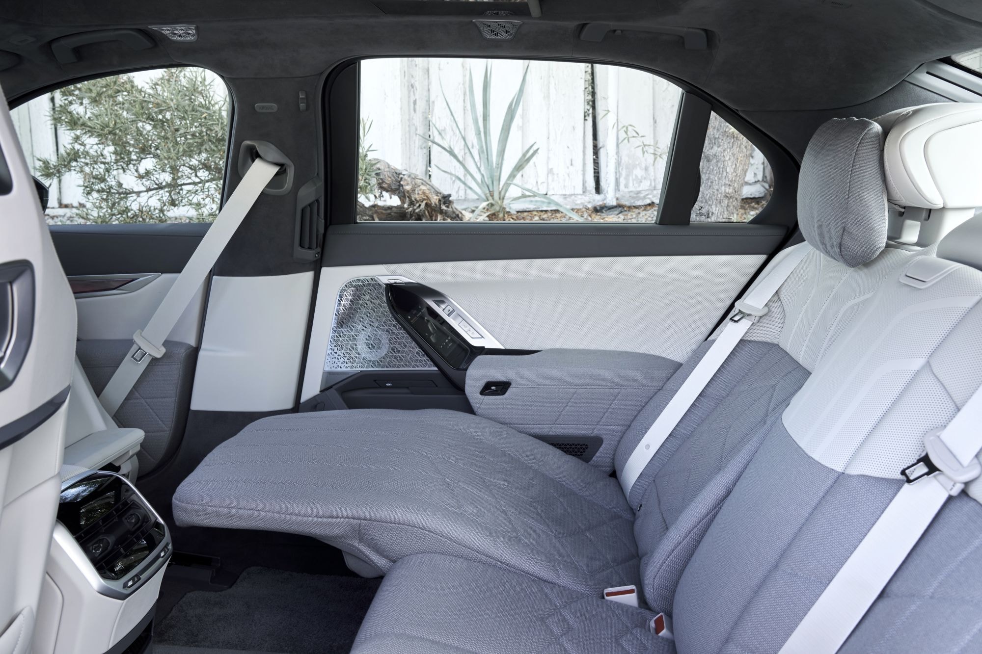 Detallado interior con asientos ergonómicos y elegantes.