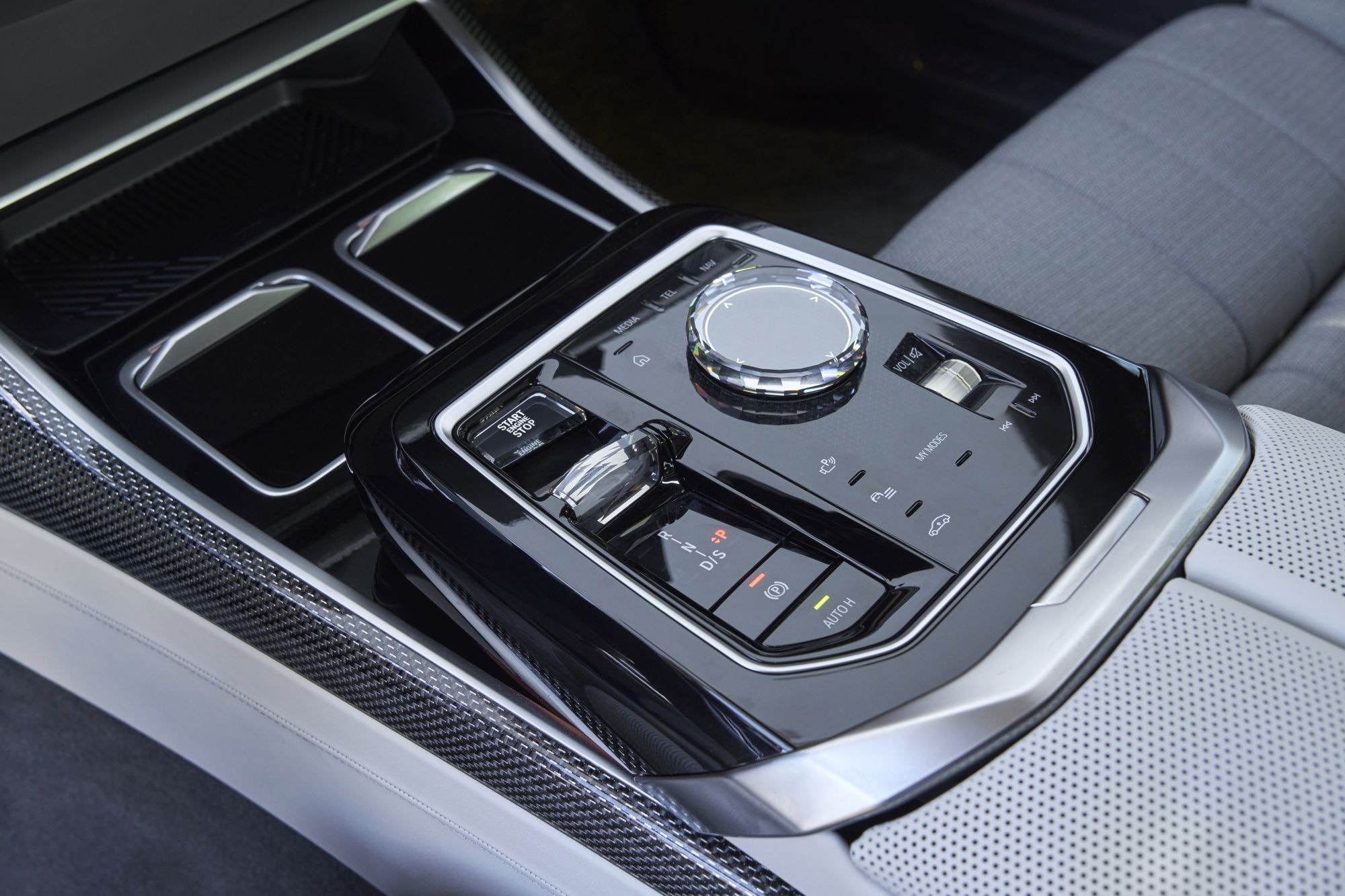 Primer plano de un detalle del tablero, evidenciando sofisticación y materiales de alta calidad.