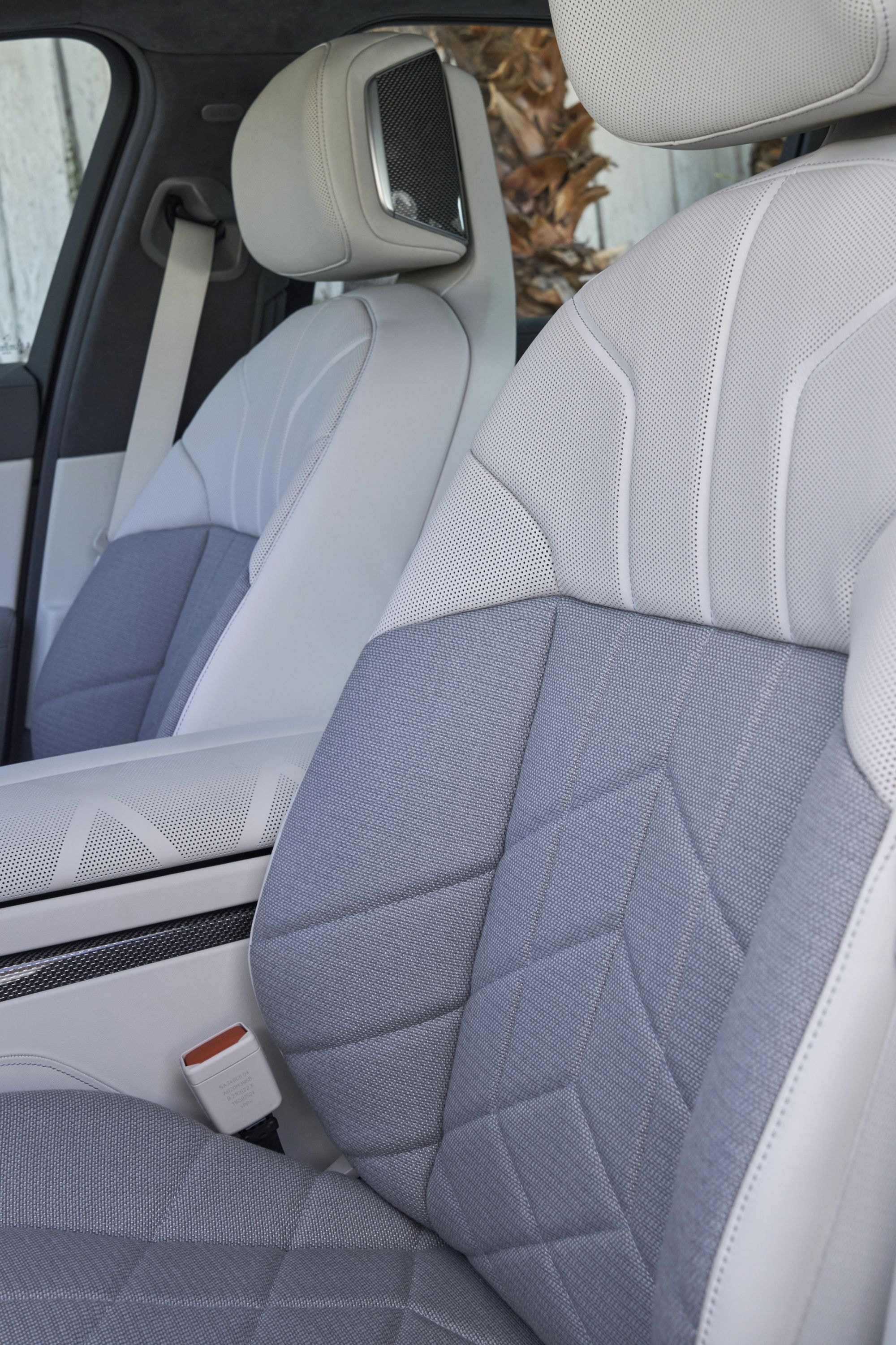 Vista del asiento trasero con pantalla para entretenimiento en el BMW Serie 7.