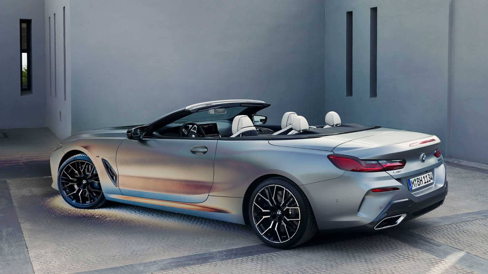 Vista lateral y trasera que muestra el estilo y elegancia del BMW Serie 8 Cabrio.