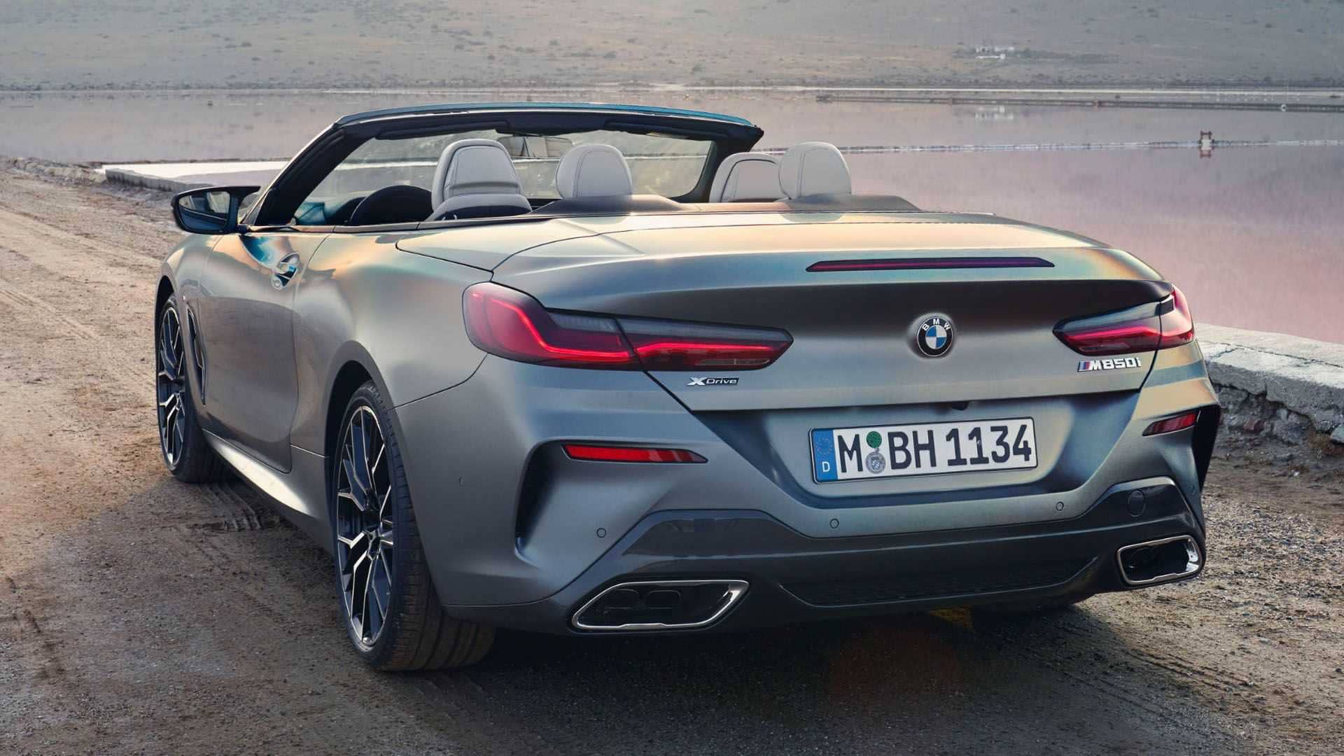 Imagen que muestra la trasera del BMW Serie 8 Cabrio con diseño distinguido.