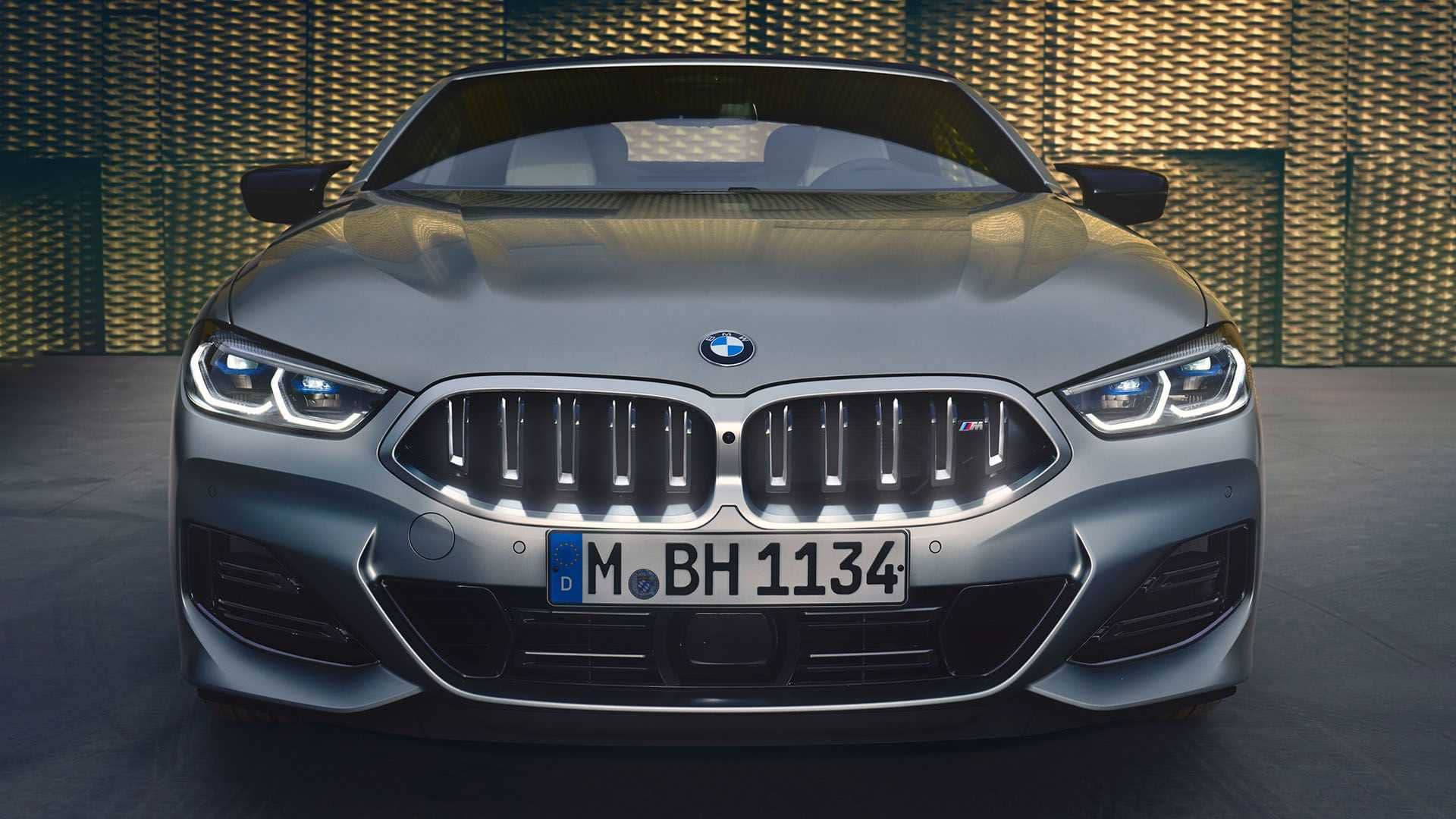 Frente del BMW Serie 8 Cabrio con su rostro imponente marcado por la icónica parrilla.