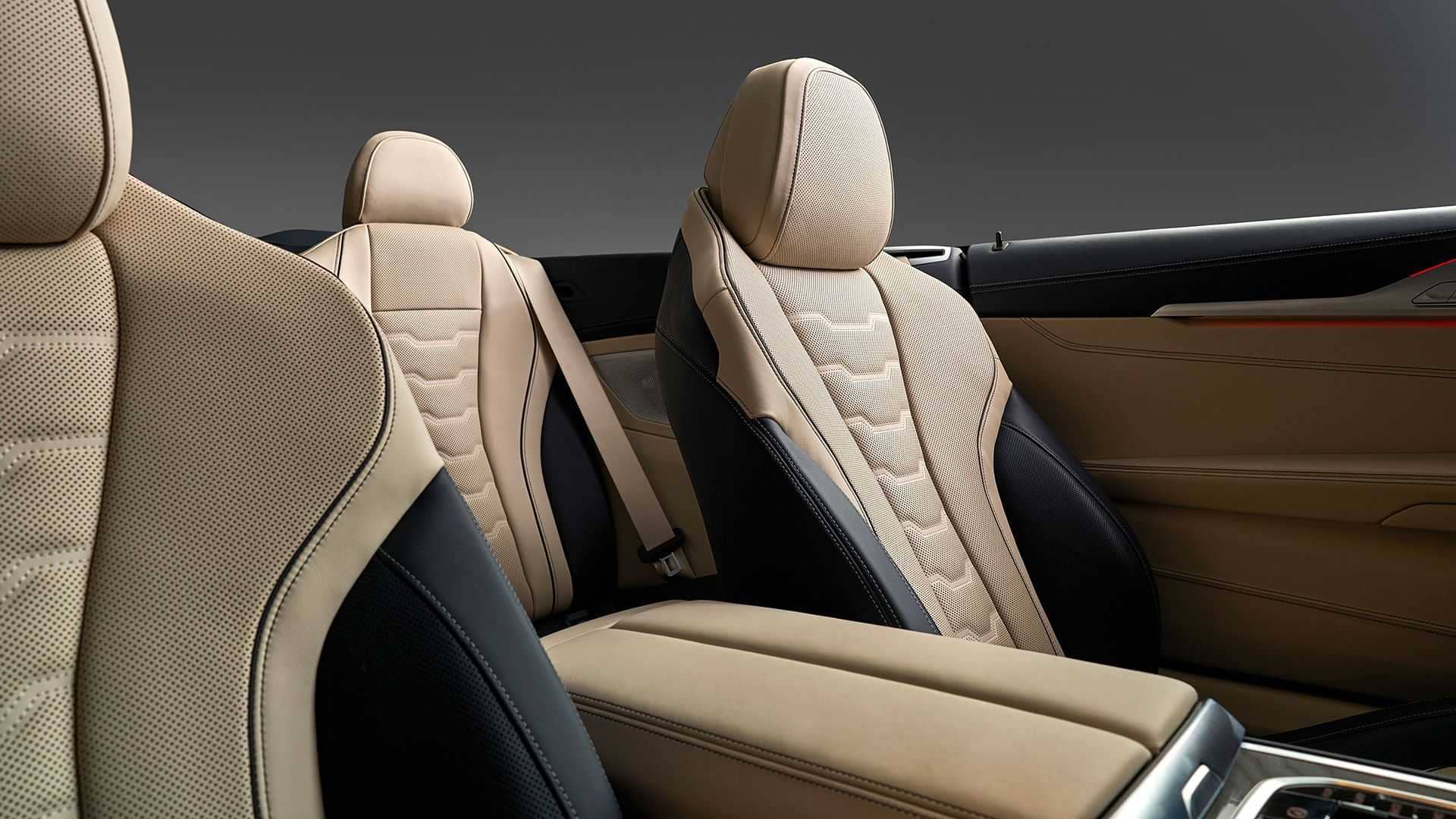 El interior del Serie 8 Cabrio destaca la comodidad y diseño de sus asientos.
