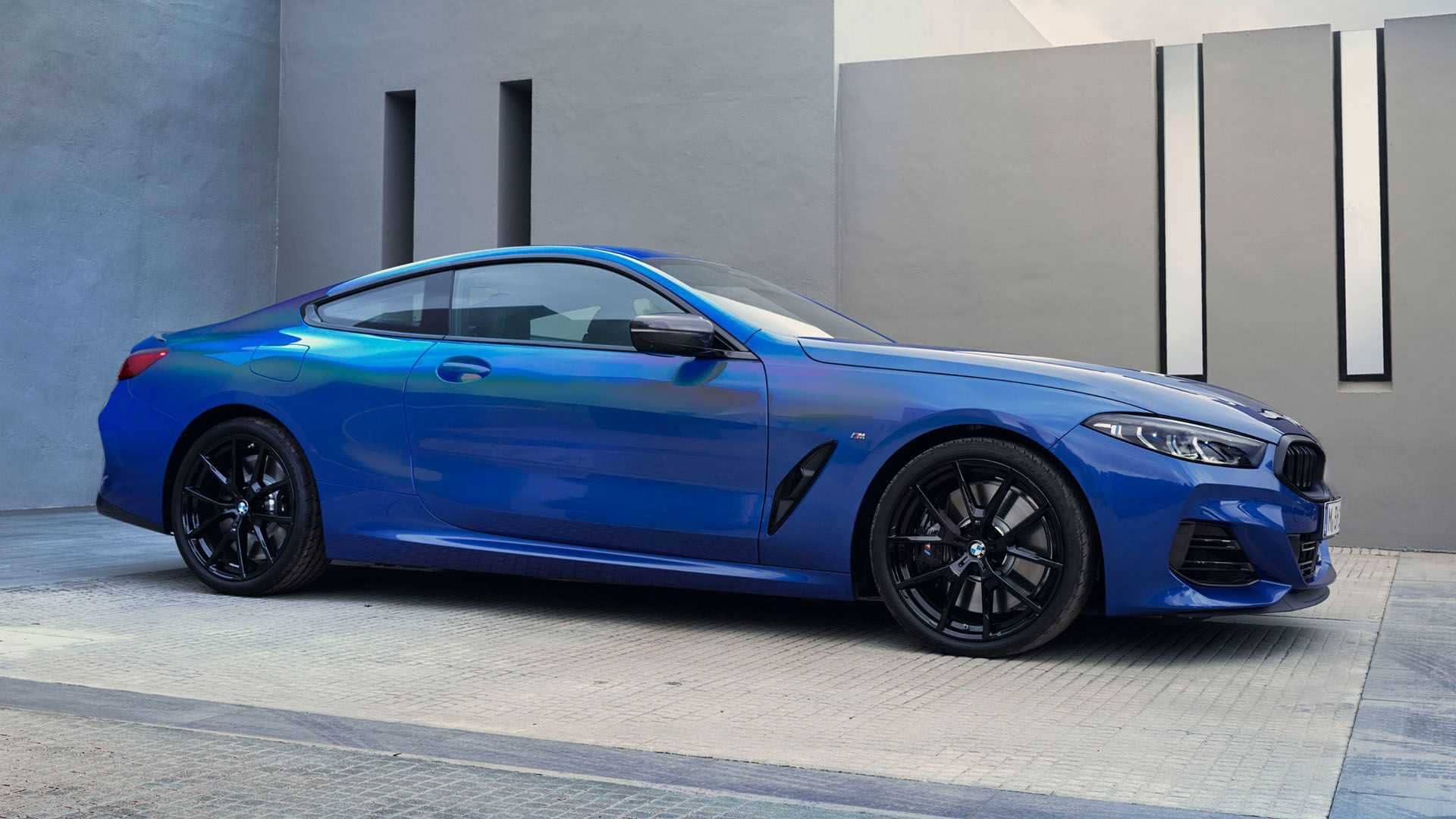 Perfil completo del BMW Serie 8 Coupé resaltando sus proporciones equilibradas.